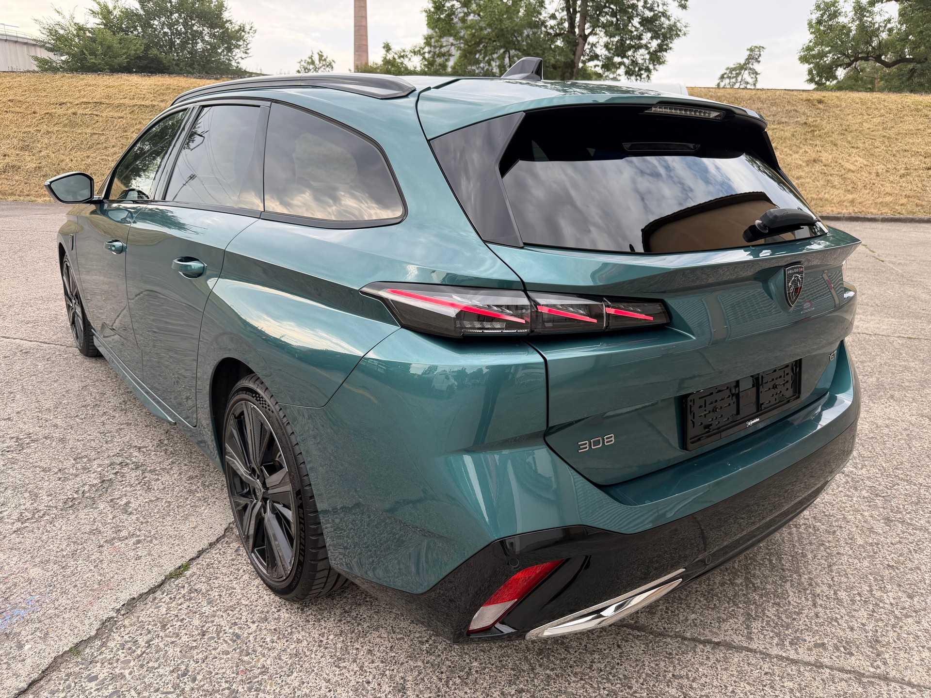 PEUGEOT 308 SW 1.2 Pure Tech GT Pack EAT8-image-2