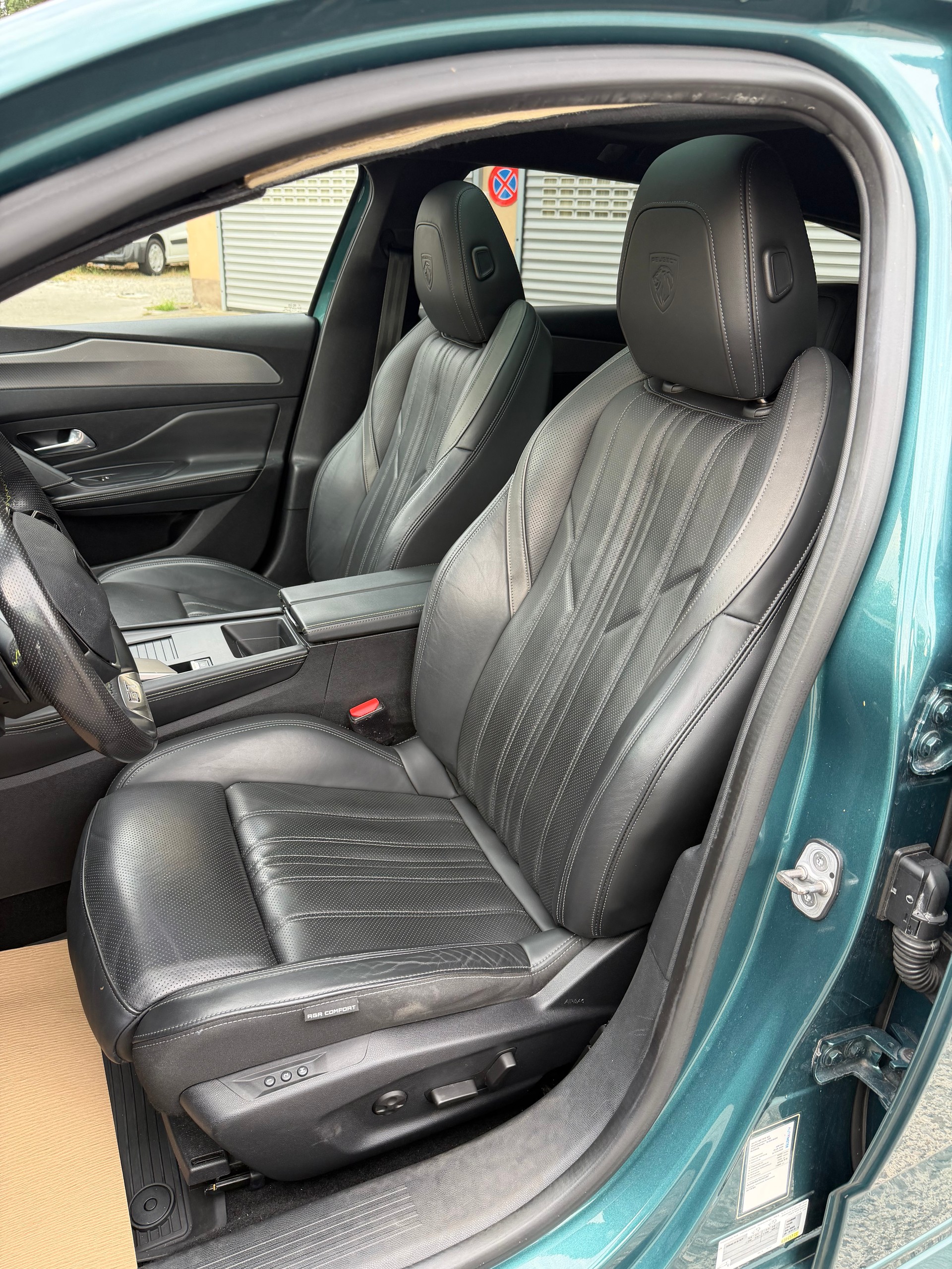 PEUGEOT 308 SW 1.2 Pure Tech GT Pack EAT8-image-9