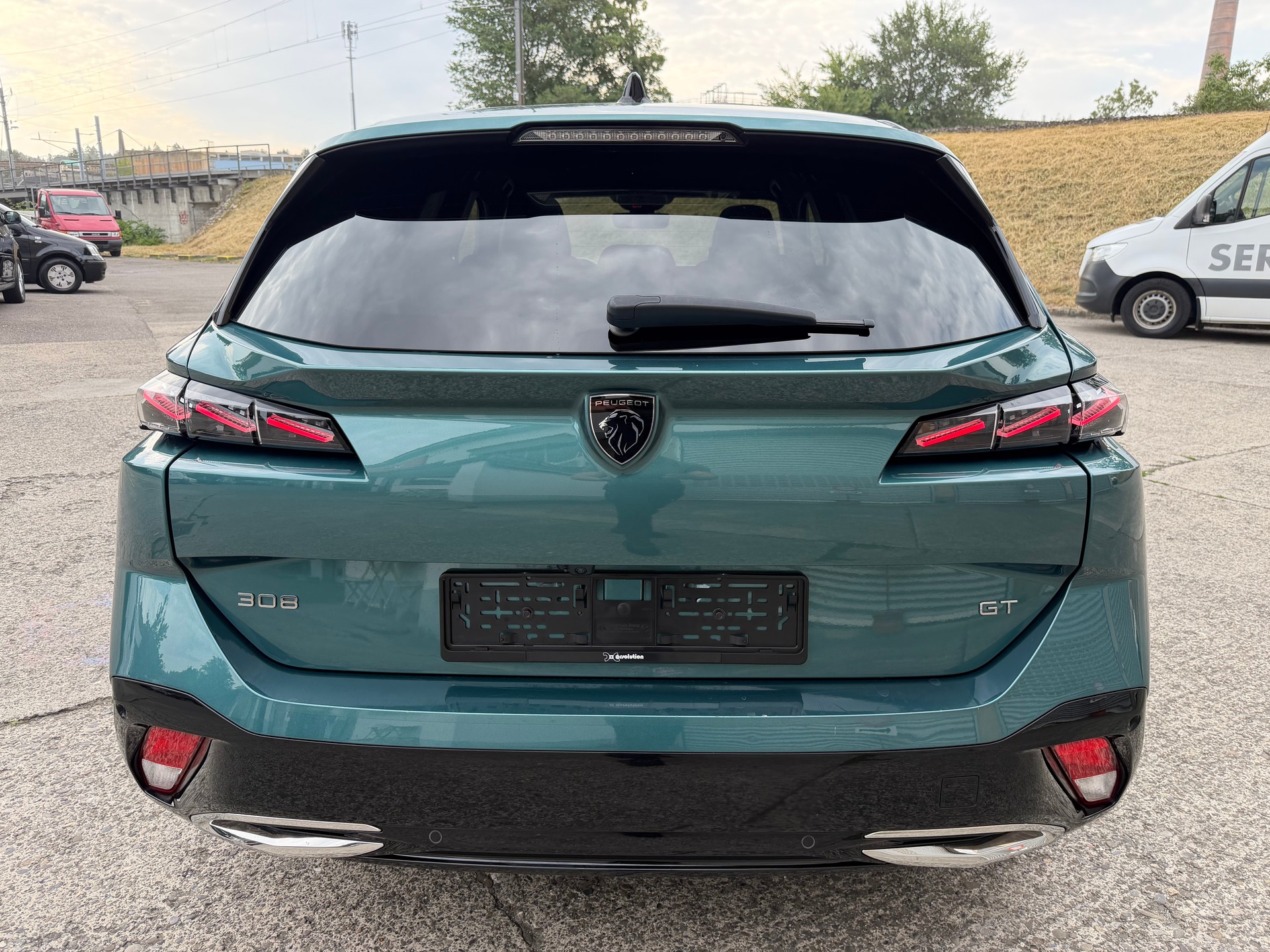 PEUGEOT 308 SW 1.2 Pure Tech GT Pack EAT8-image-3
