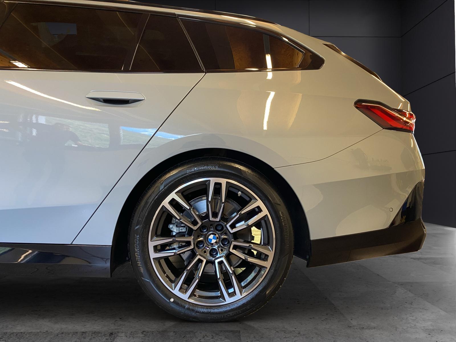 BMW 520d xDrive Touring-image-9