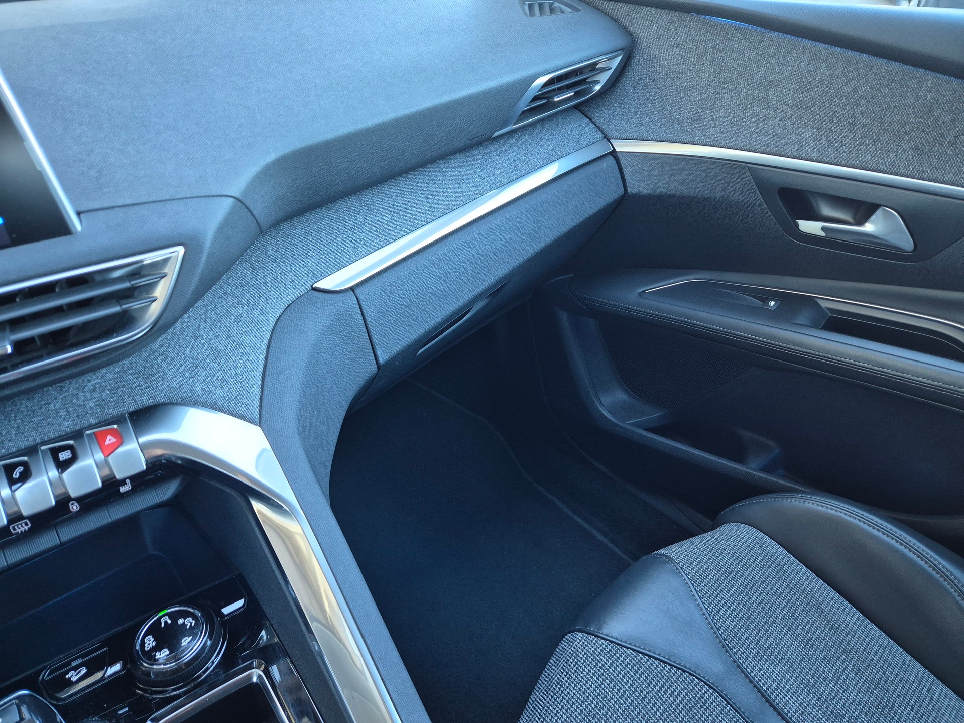 PEUGEOT 3008 1.6 THP Allure EAT-image-17