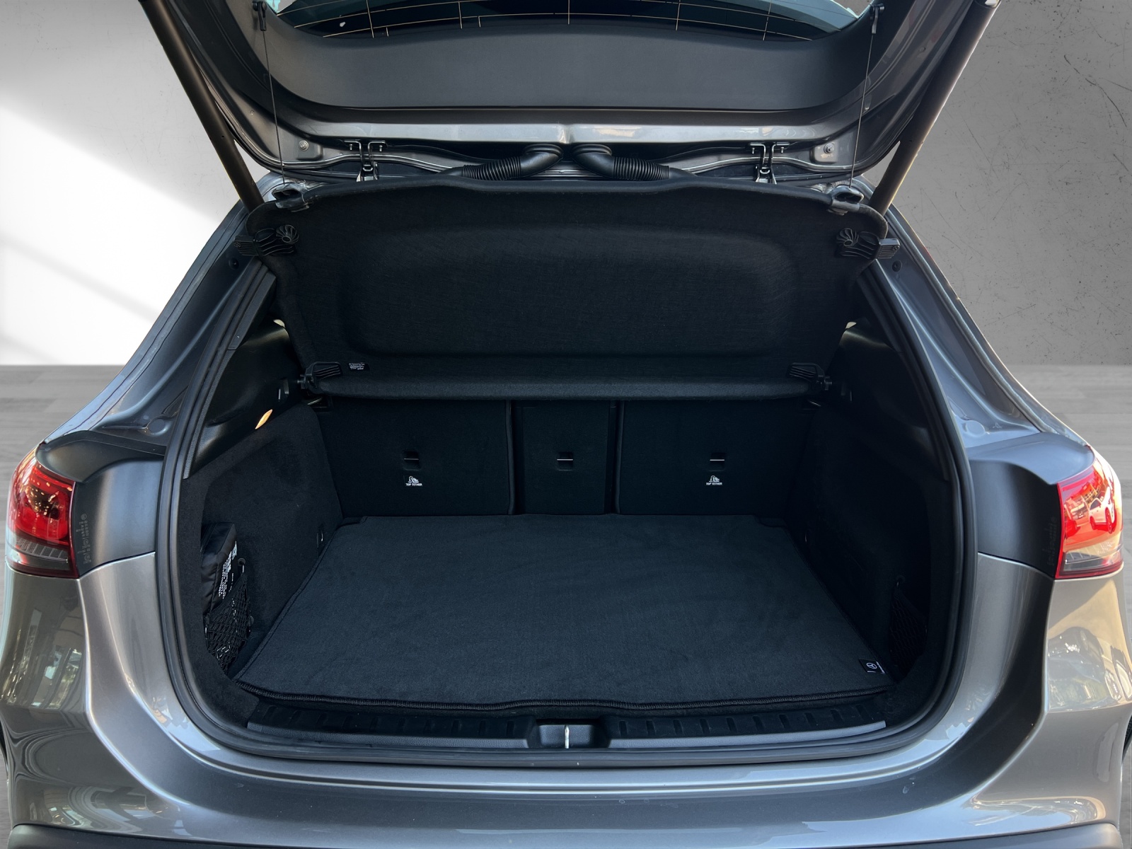 MERCEDES-BENZ EQA 300 AMG Line 4Matic-image-15