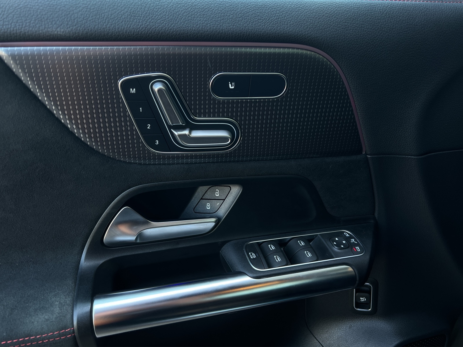 MERCEDES-BENZ EQA 300 AMG Line 4Matic-image-12