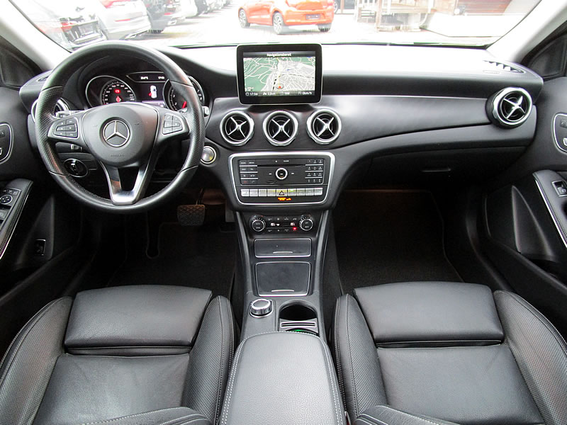 MERCEDES-BENZ GLA 220 Urban 4Matic 7G-DCT-showroom-element-2