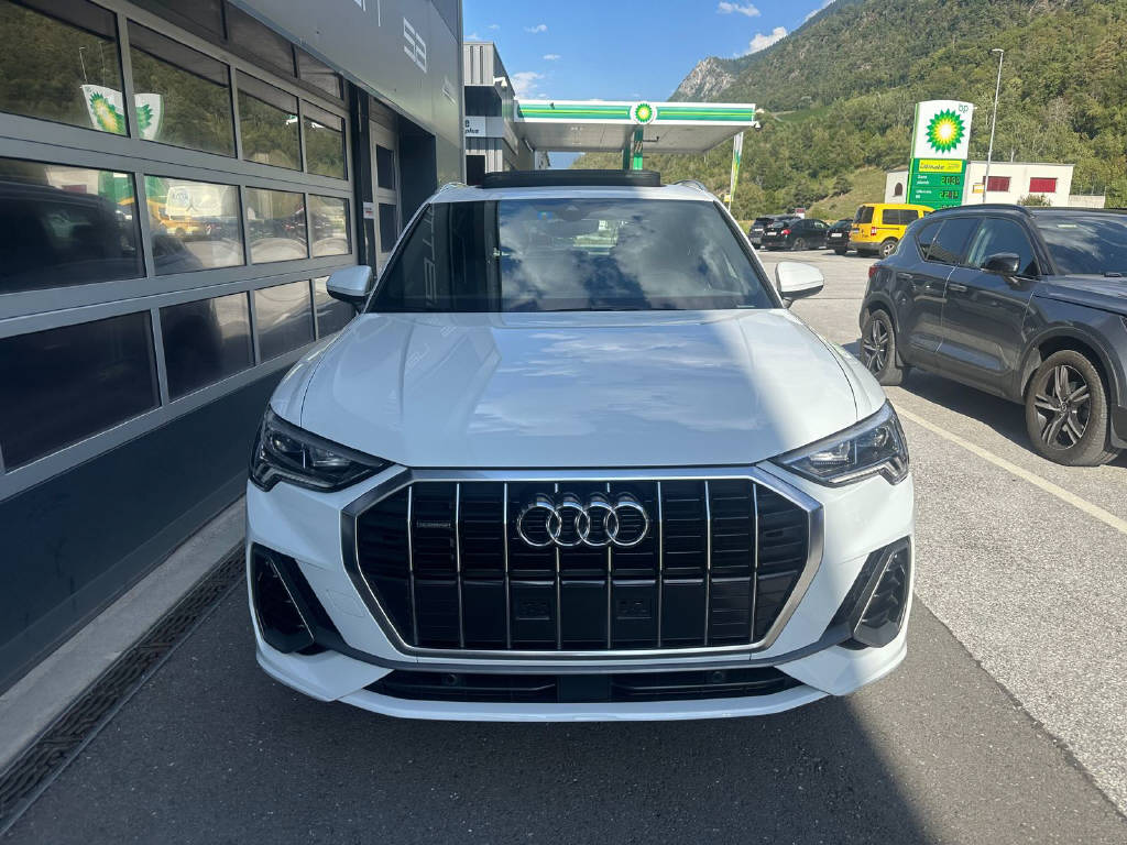 AUDI Q3 2.0 40 TFSI S line quattro S-Tronic-image-2