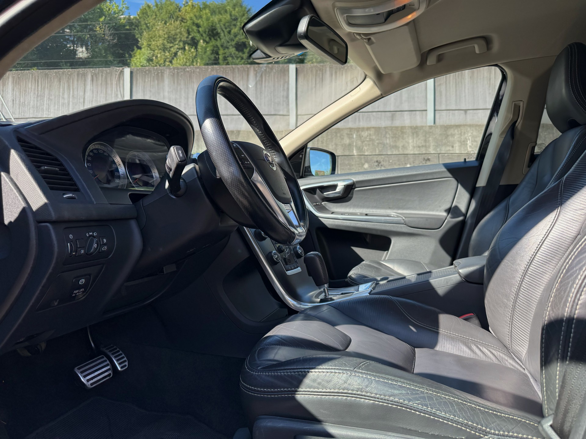 VOLVO XC60 D5 AWD R-Design Geartronic 1. Hand – Frisch ab MFK – Zahnriemen neu – R-Design – AWD – Top gepflegt-image-8