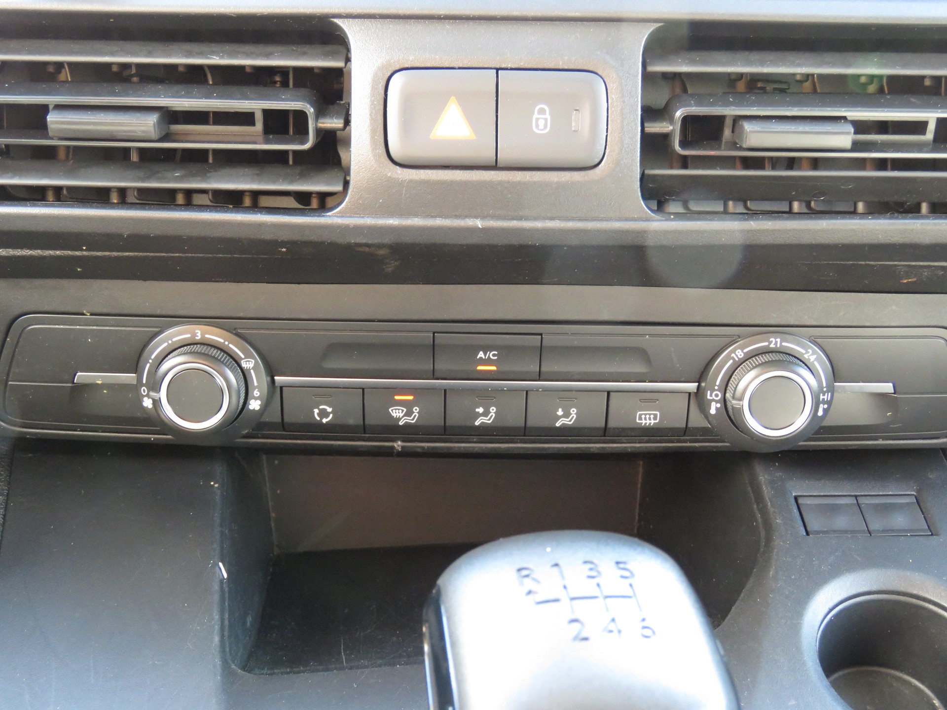 PEUGEOT Partner 1.5 Blue HDi s/s Premium 650kg-image-16