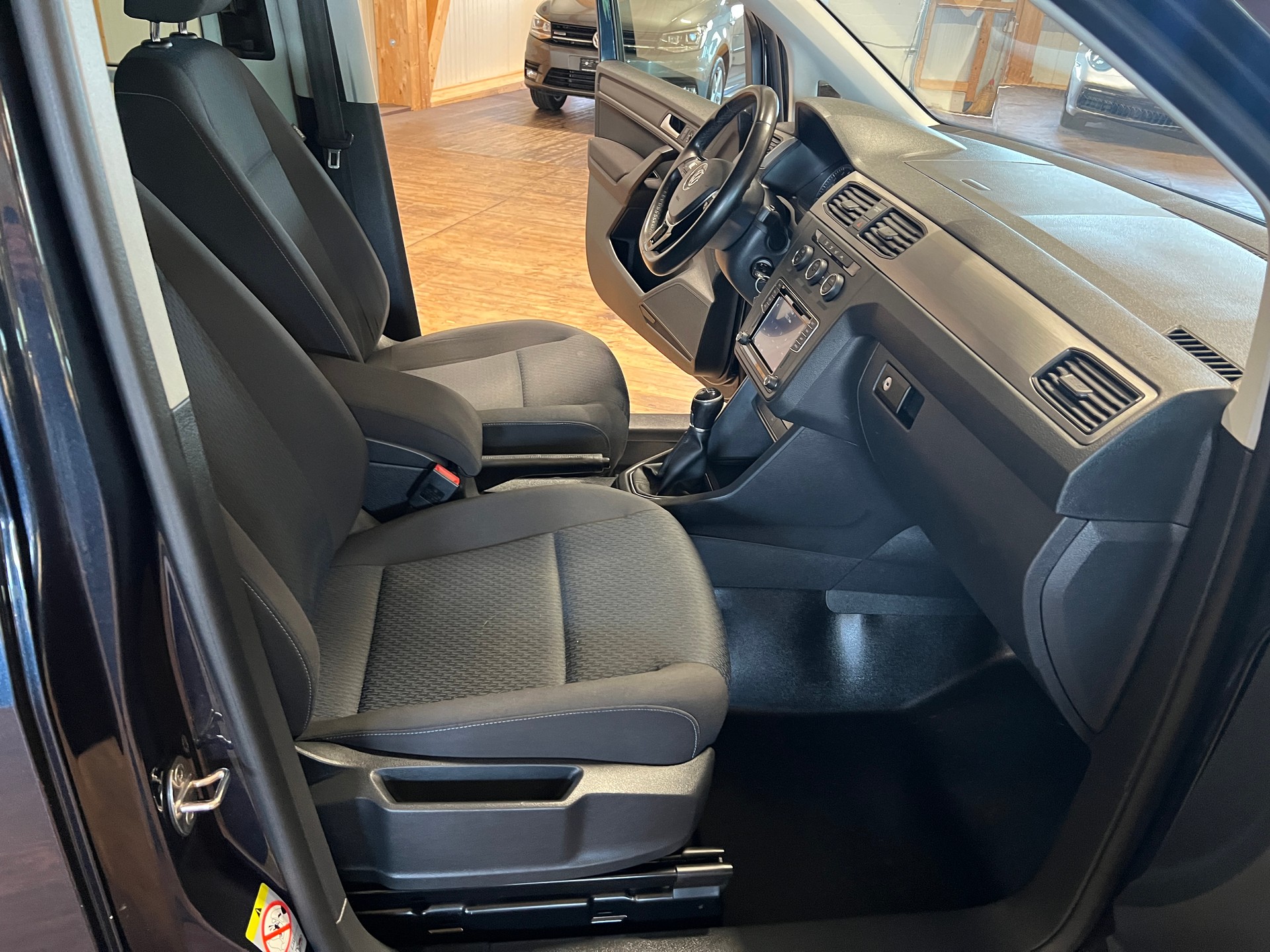 VW Caddy 1.0 TSI Liberty-image-11