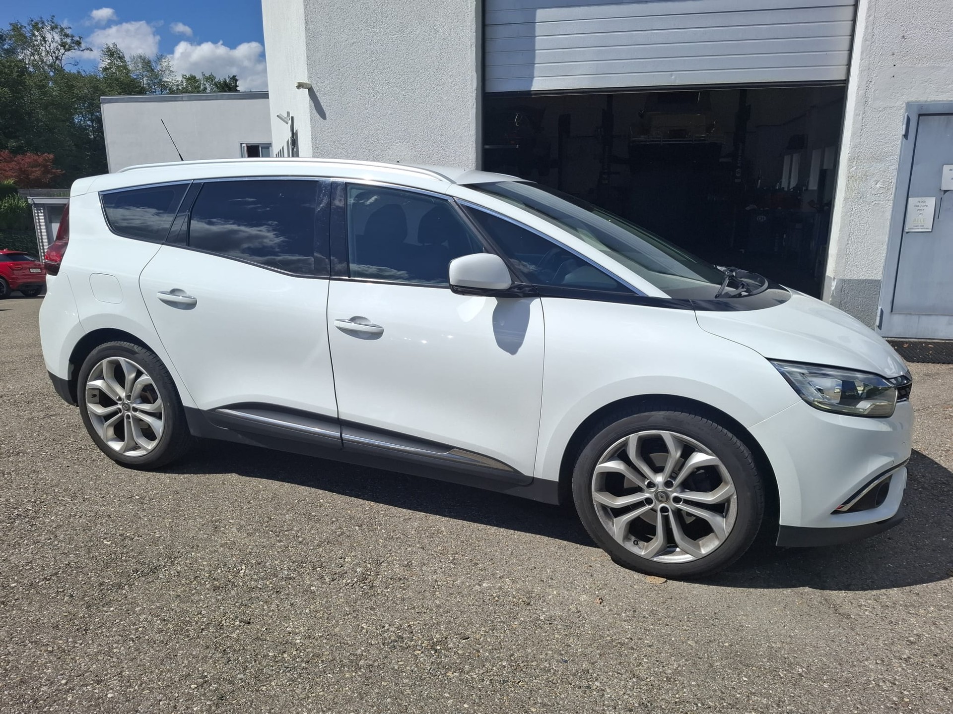 RENAULT Grand Scénic 1.5 dCi Zen EDC-image-11