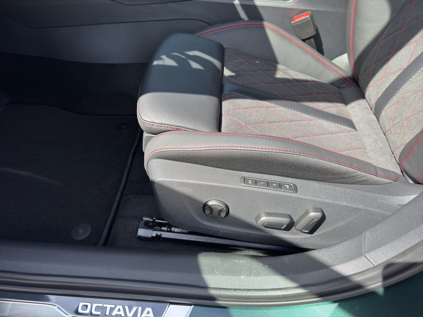 SKODA Octavia RS 30 Years Edition 2.0 TSI 265PS 7DSG-image-13