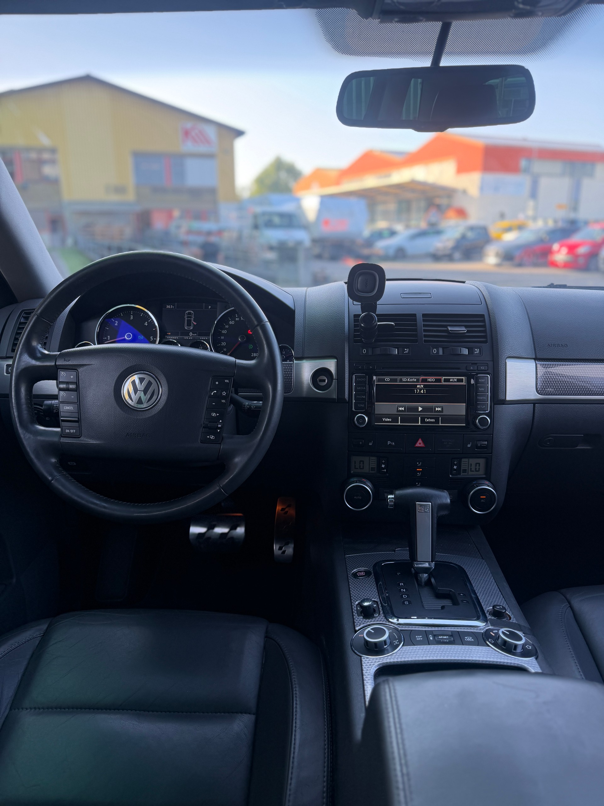 VW Touareg 3.0 TDI R-Line-image-10