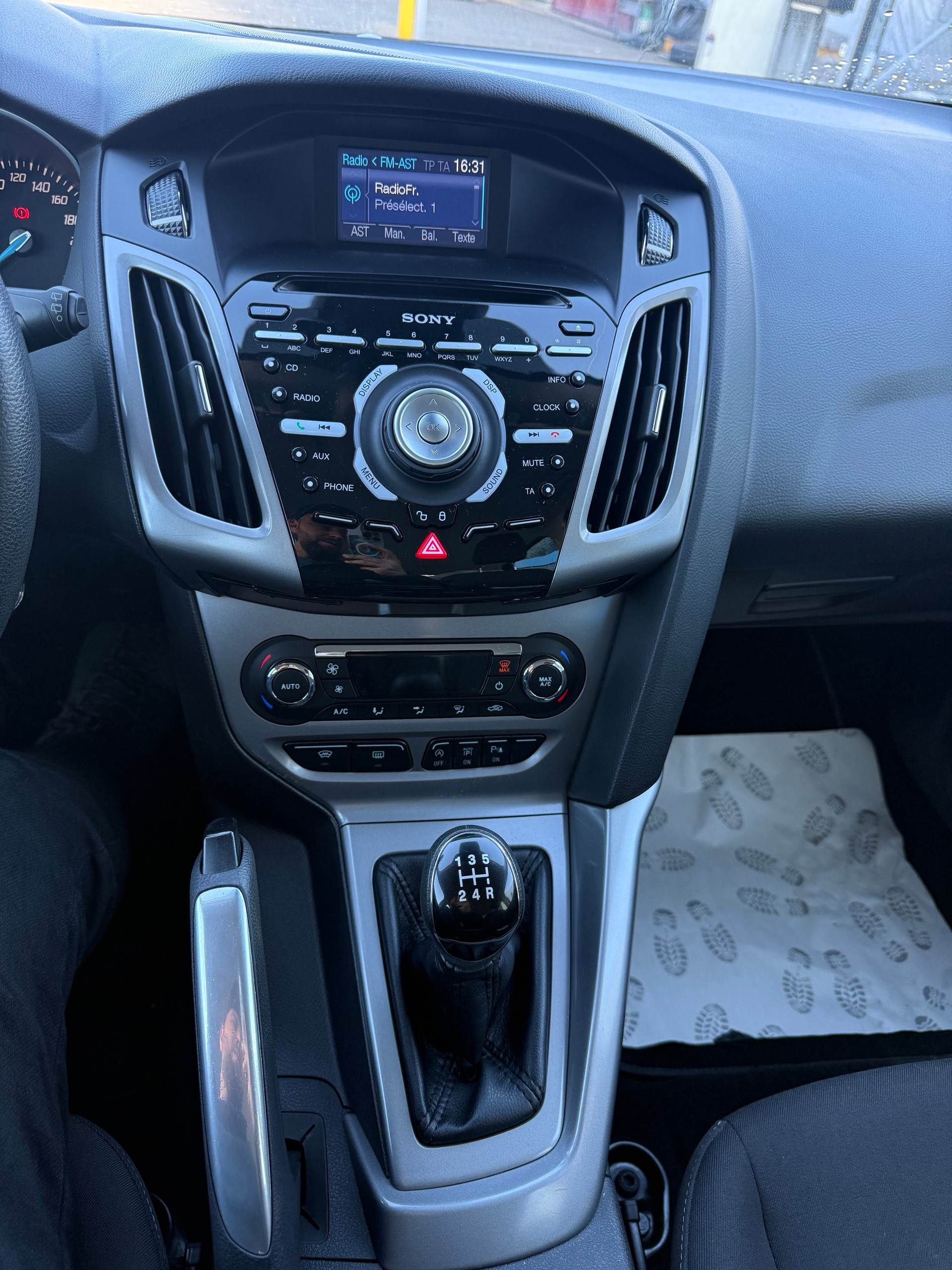FORD Focus 1.0 SCTi Titanium-image-10