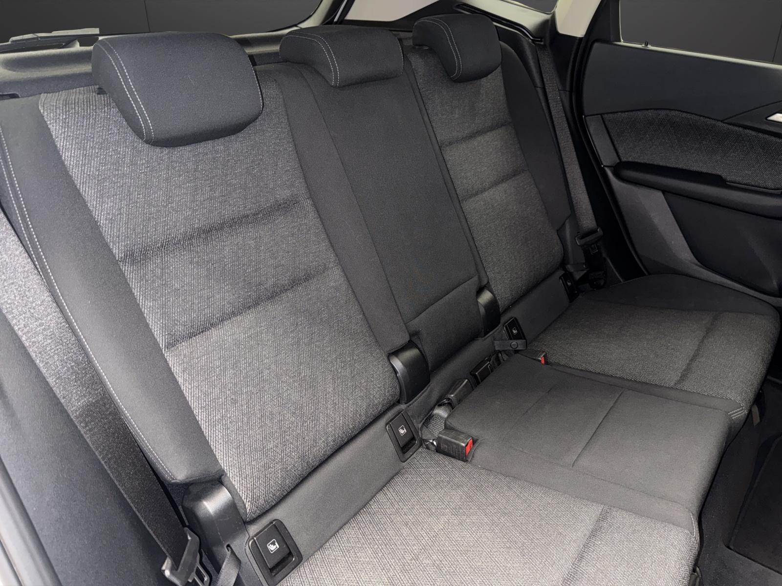 BMW 218d Active Tourer-image-18