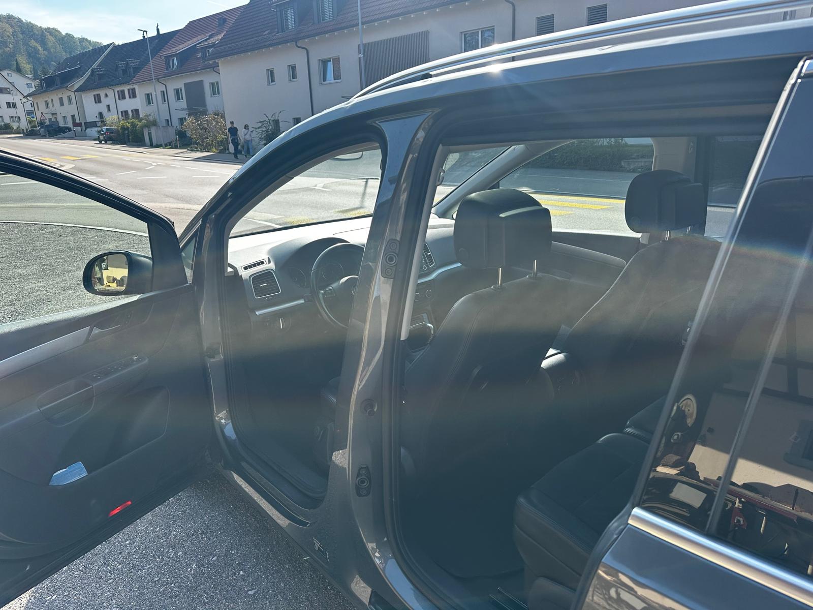 VW 2.0 TDI BlueMTA Highl. DSG - Hagelschaden. Front und Rückscheibe ersetzt. Frontleuchten müssen ersetzt werden. Inkl Winterräder-image-4