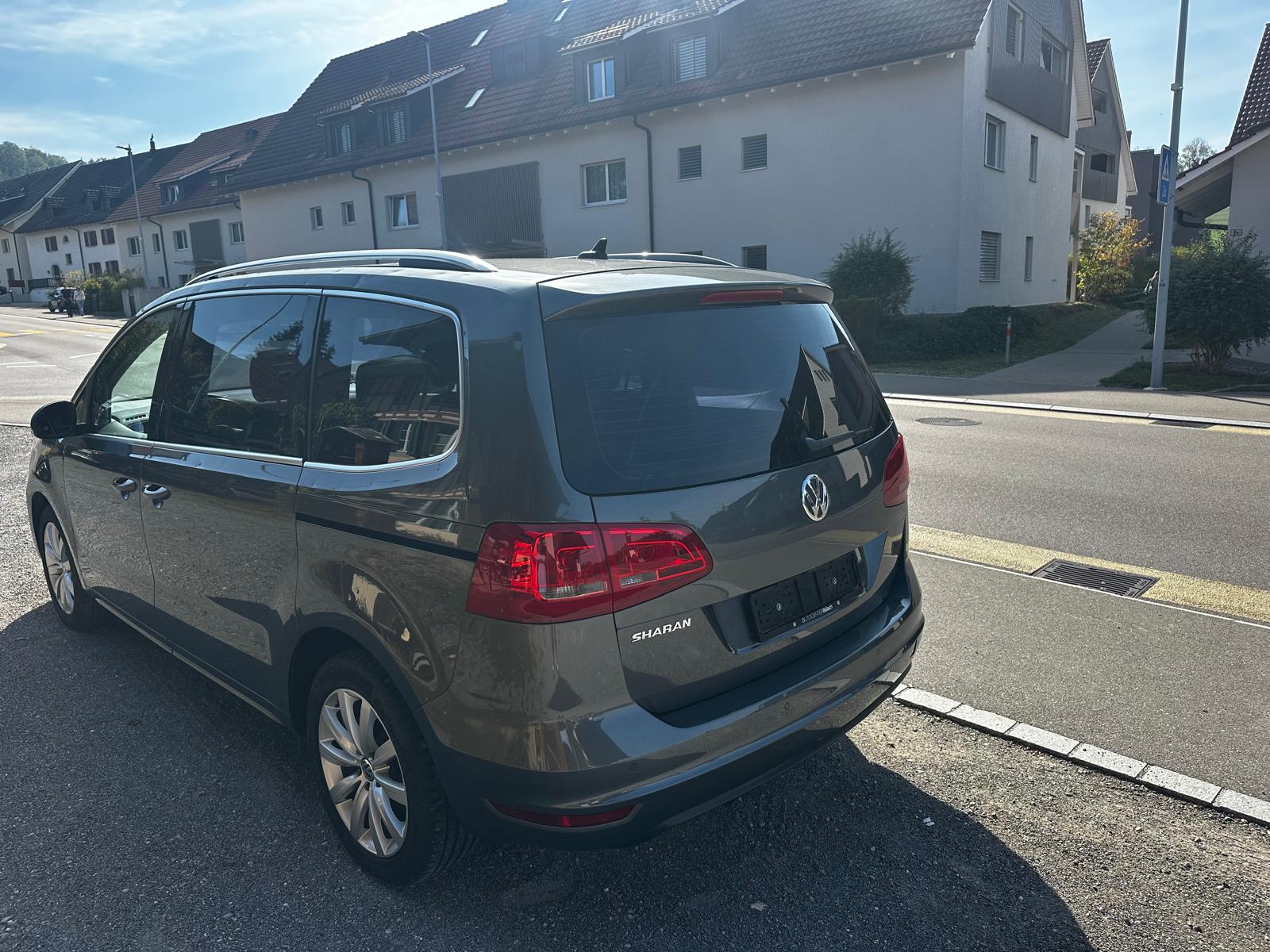 VW 2.0 TDI BlueMTA Highl. DSG - Hagelschaden. Front und Rückscheibe ersetzt. Frontleuchten müssen ersetzt werden. Inkl Winterräder-image-2