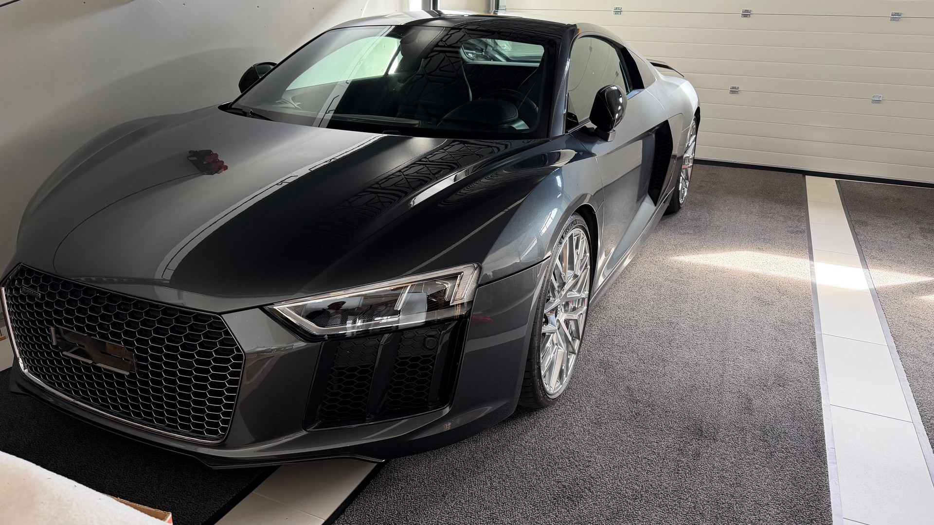 AUDI 5.2 FSI V10 plus quattro S-Tronic-image-4