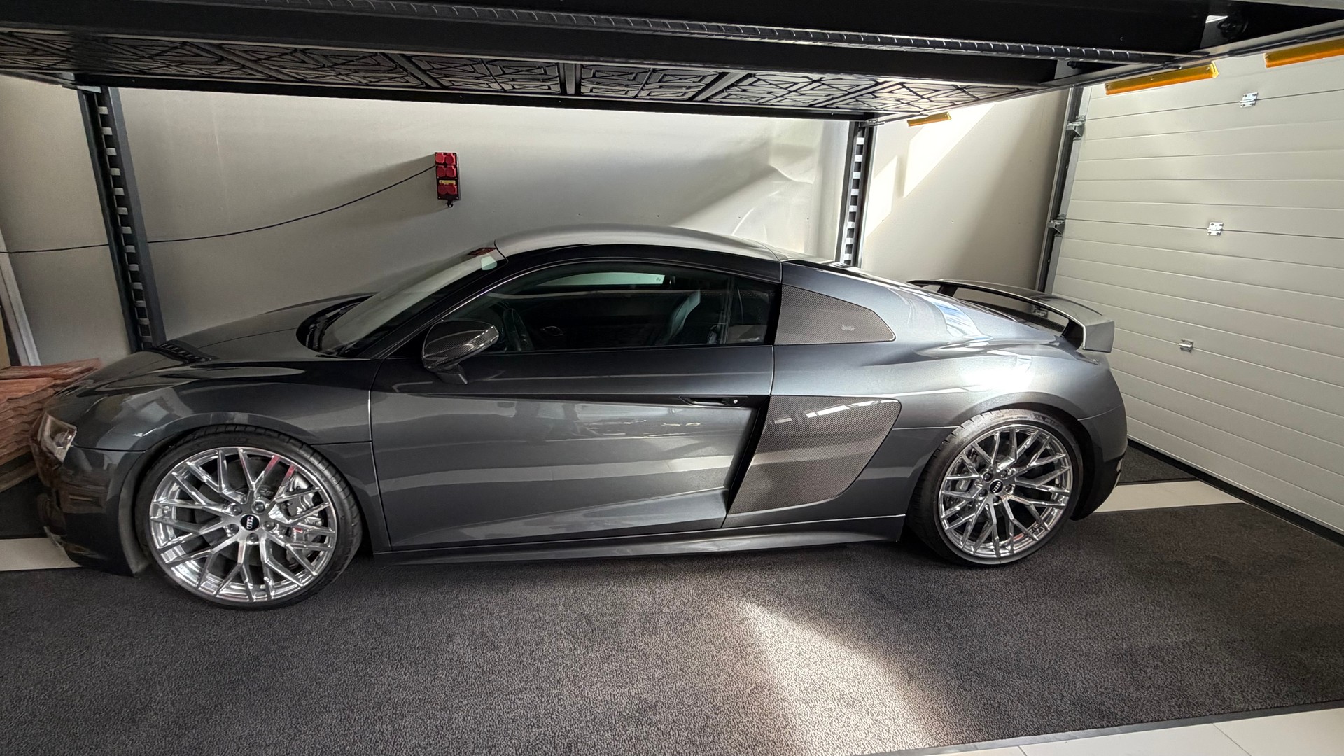 AUDI 5.2 FSI V10 plus quattro S-Tronic-image-3