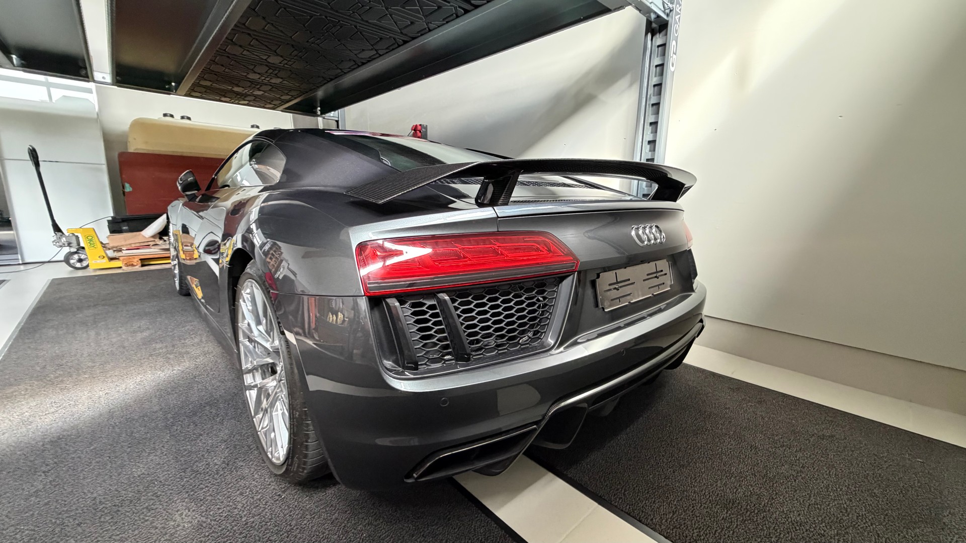 AUDI 5.2 FSI V10 plus quattro S-Tronic-image-2