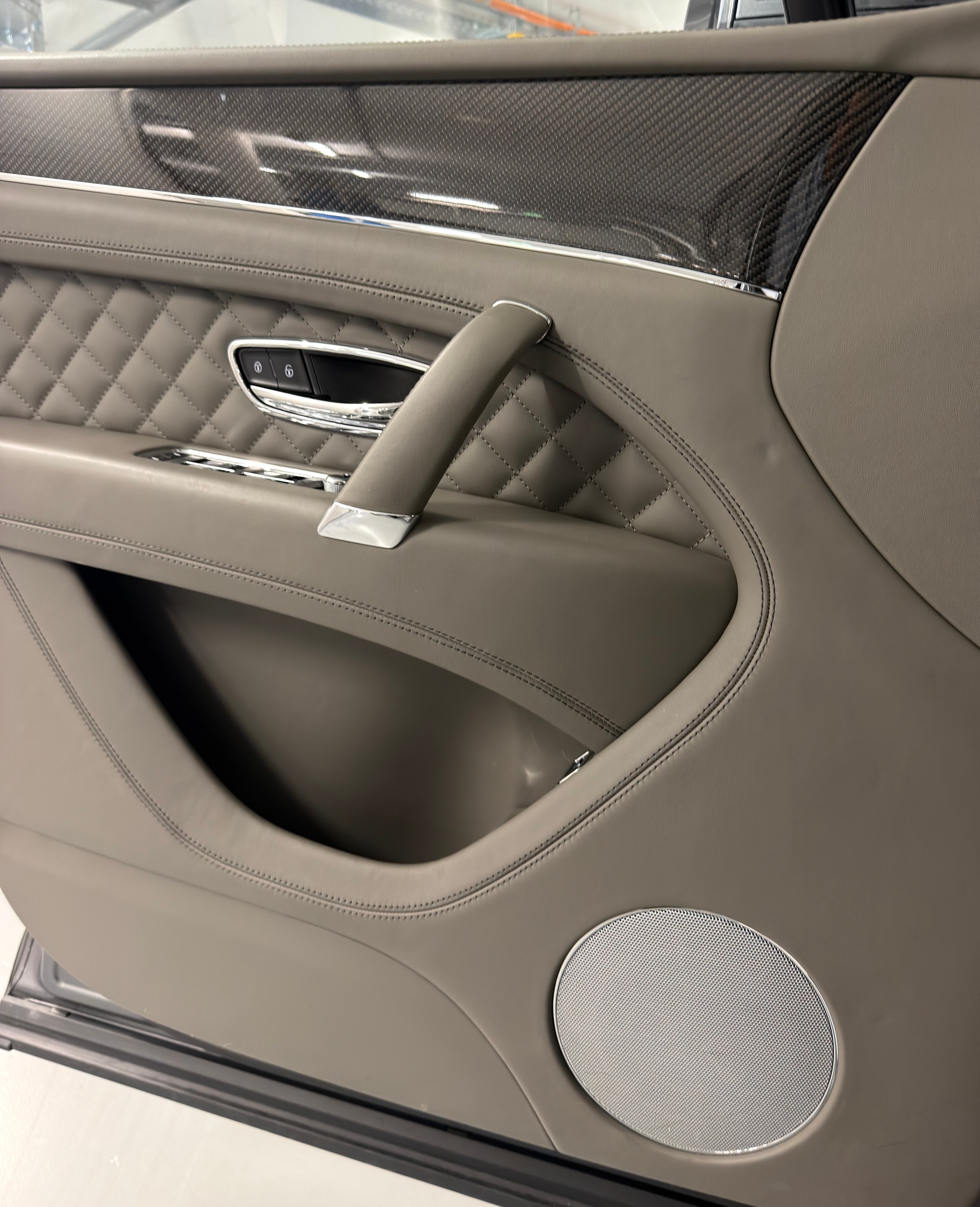 BENTLEY Bentayga V8-image-12