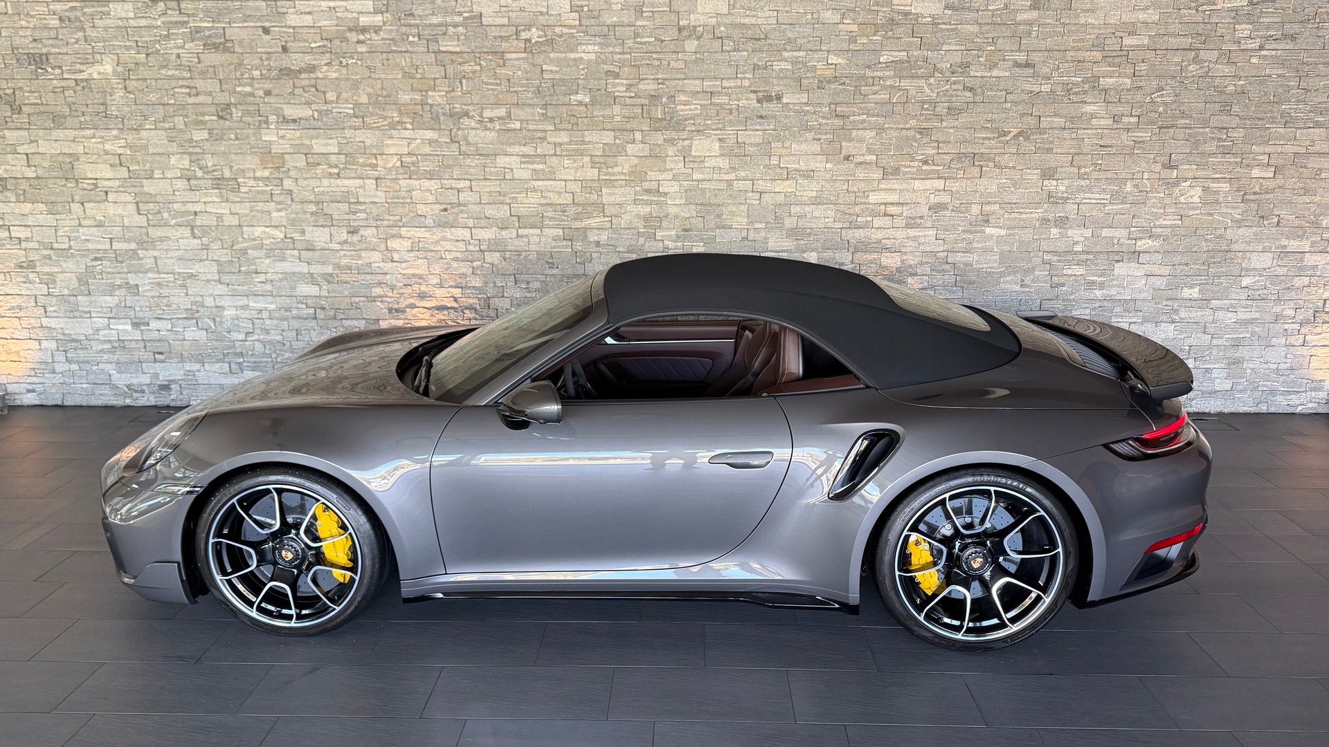 PORSCHE 911 Turbo S Cabriolet Sport Design Paket PDK-image-8