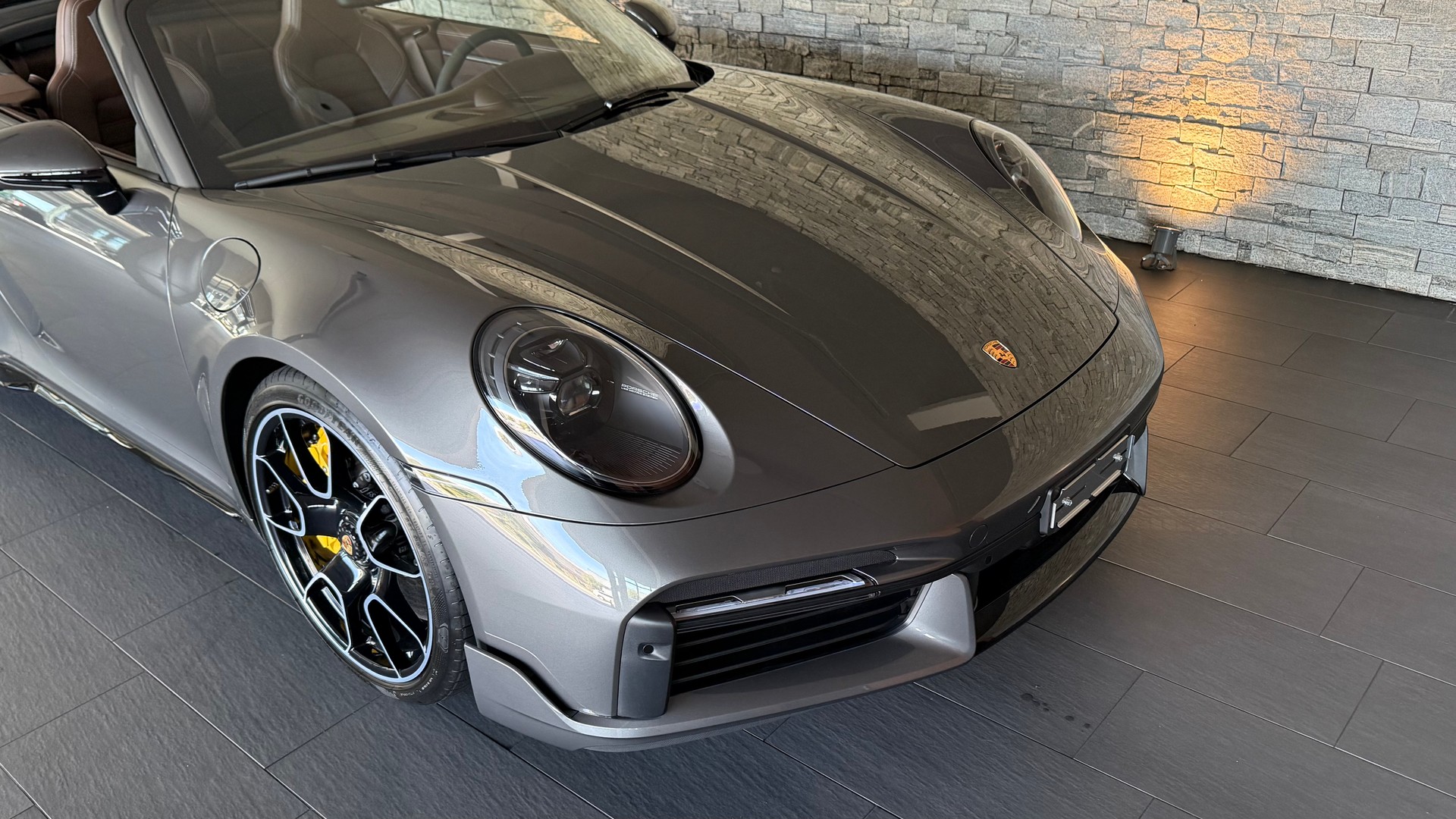 PORSCHE 911 Turbo S Cabriolet Sport Design Paket PDK-image-19
