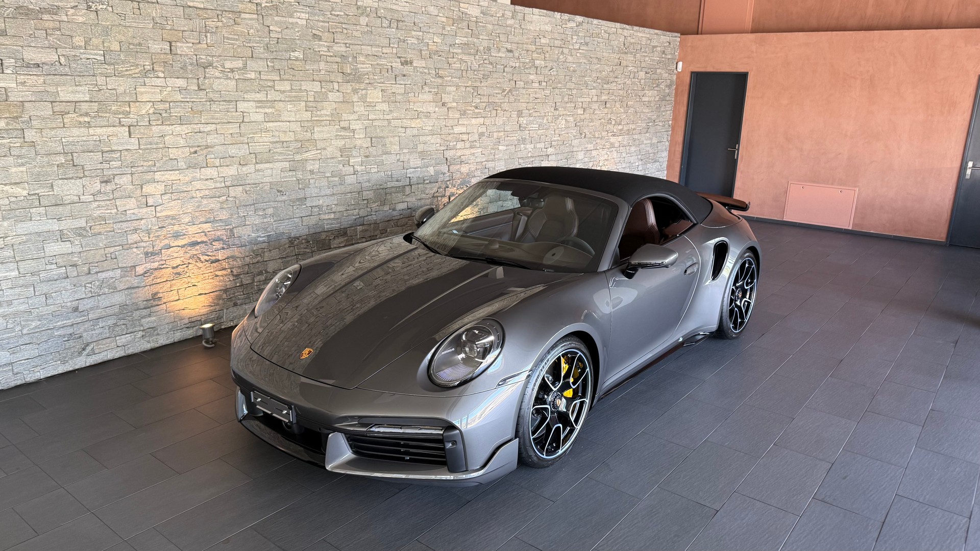PORSCHE 911 Turbo S Cabriolet Sport Design Paket PDK-image-7