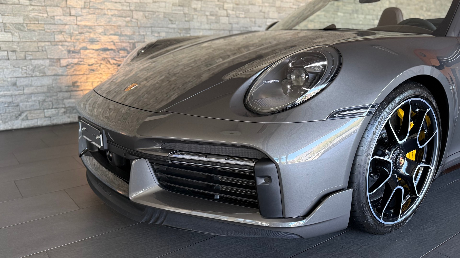PORSCHE 911 Turbo S Cabriolet Sport Design Paket PDK-image-15