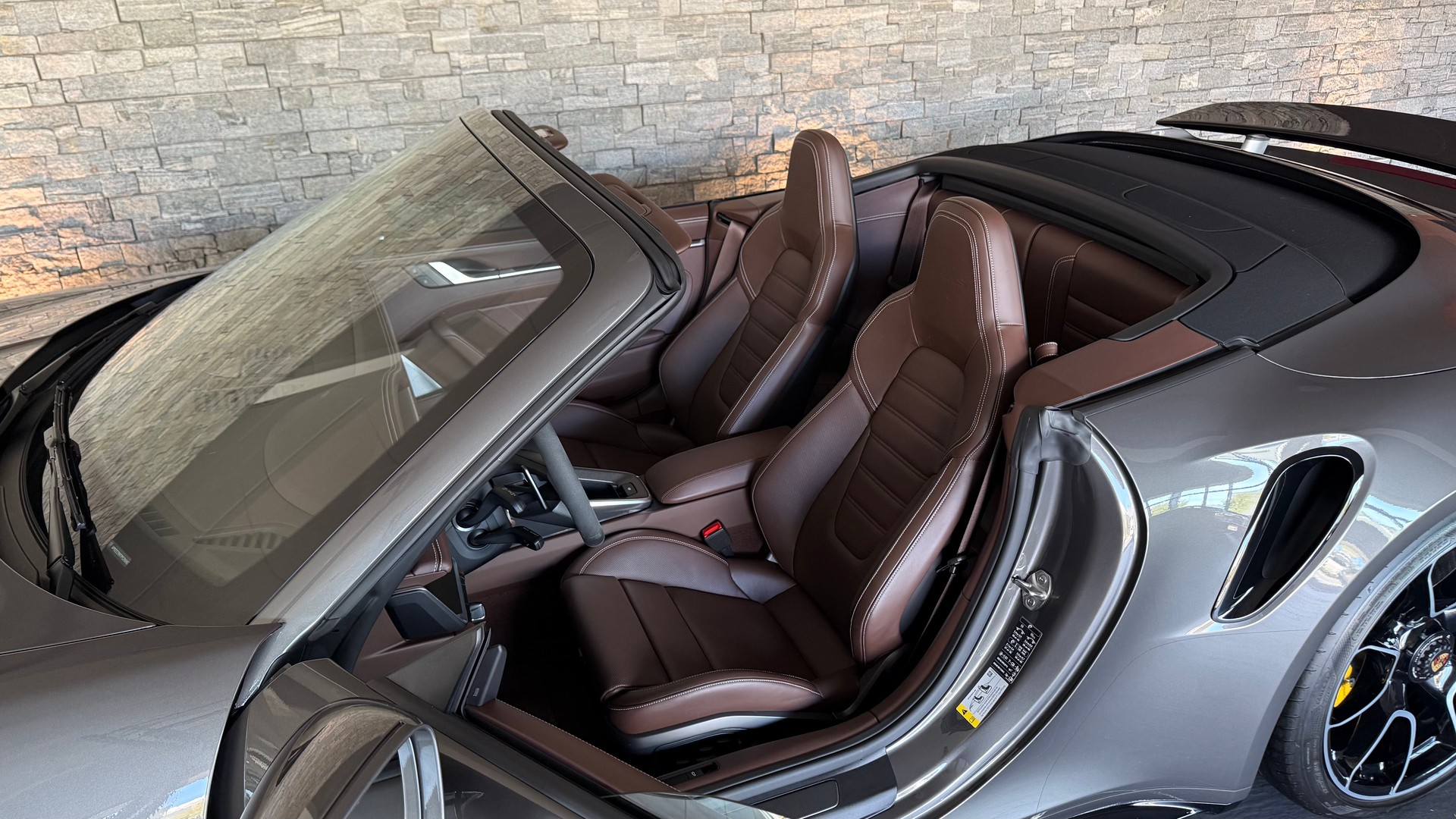 PORSCHE 911 Turbo S Cabriolet Sport Design Paket PDK-image-2