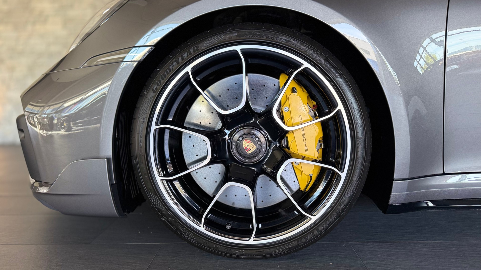 PORSCHE 911 Turbo S Cabriolet Sport Design Paket PDK-image-22
