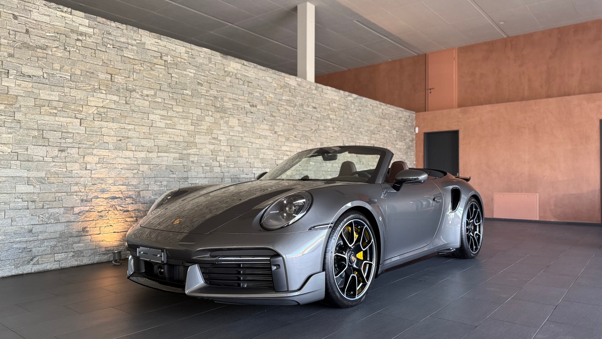 PORSCHE 911 Turbo S Cabriolet Sport Design Paket PDK-image-5