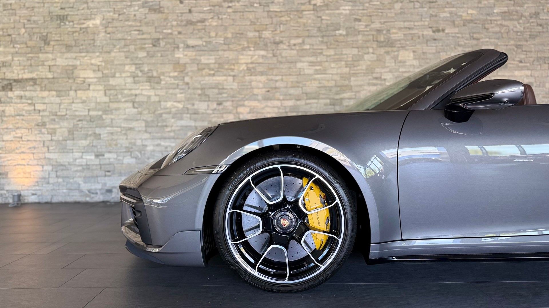 PORSCHE 911 Turbo S Cabriolet Sport Design Paket PDK-image-14