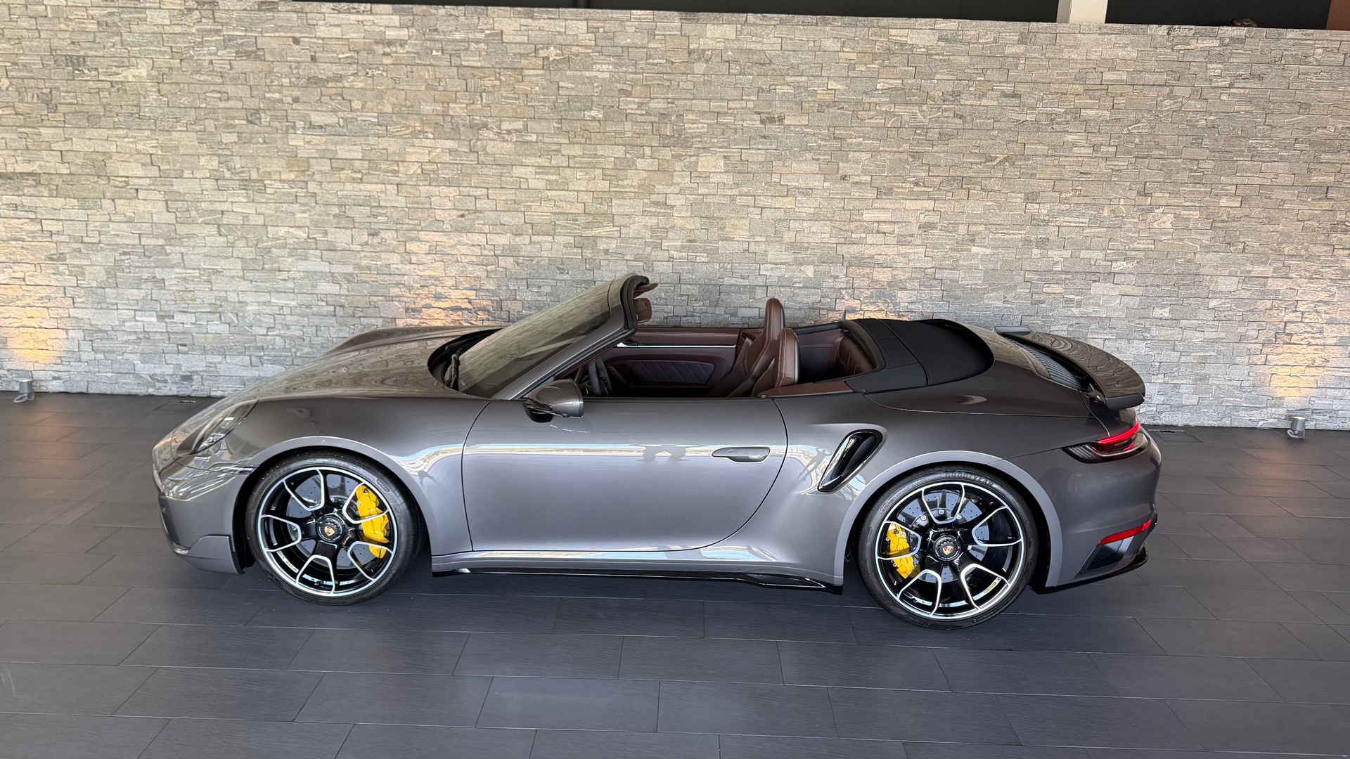 PORSCHE 911 Turbo S Cabriolet Sport Design Paket PDK-image-4
