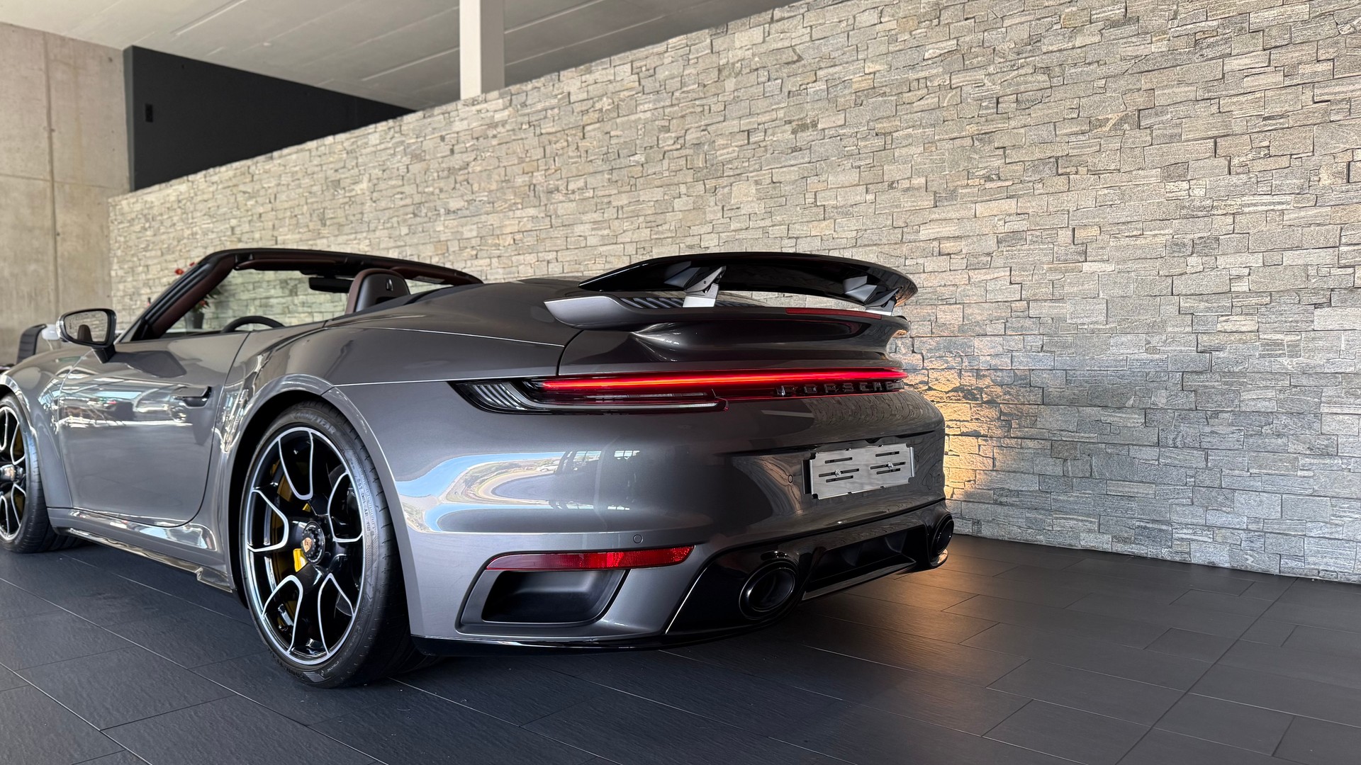 PORSCHE 911 Turbo S Cabriolet Sport Design Paket PDK-image-17