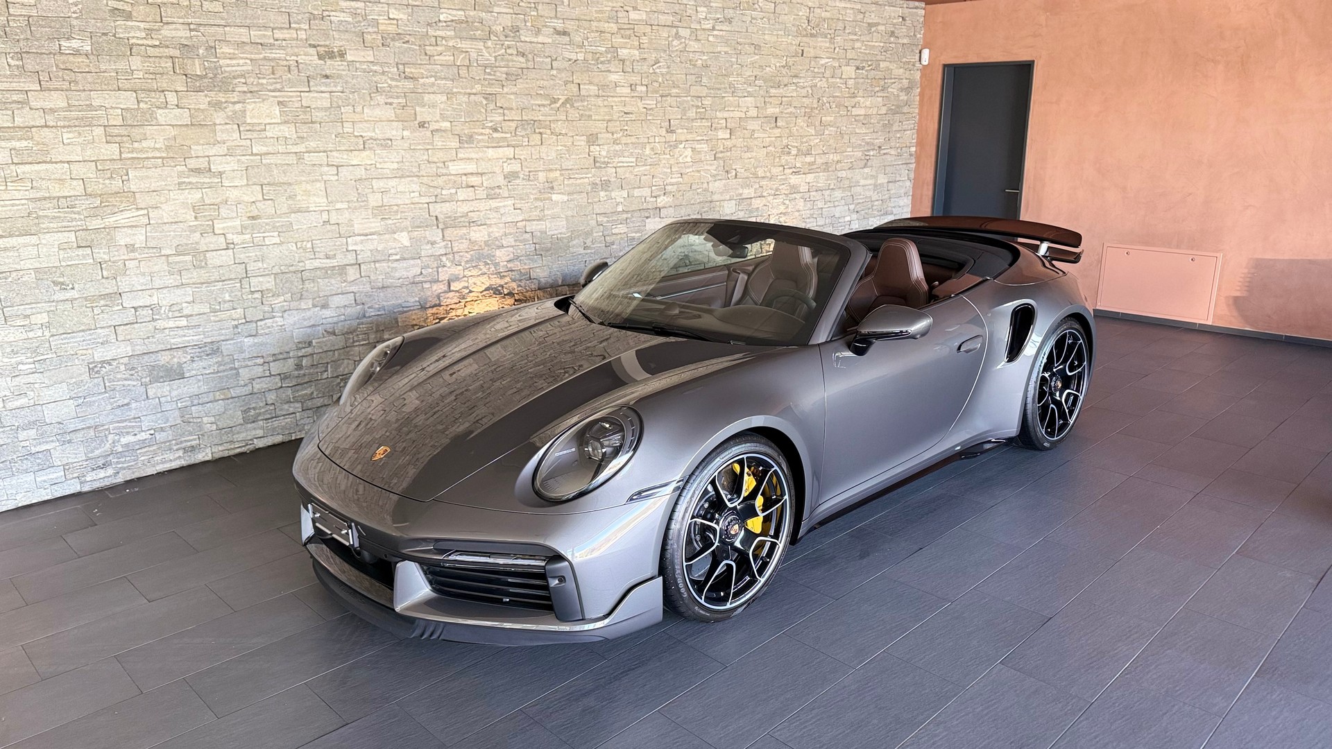 PORSCHE 911 Turbo S Cabriolet Sport Design Paket PDK-image-9