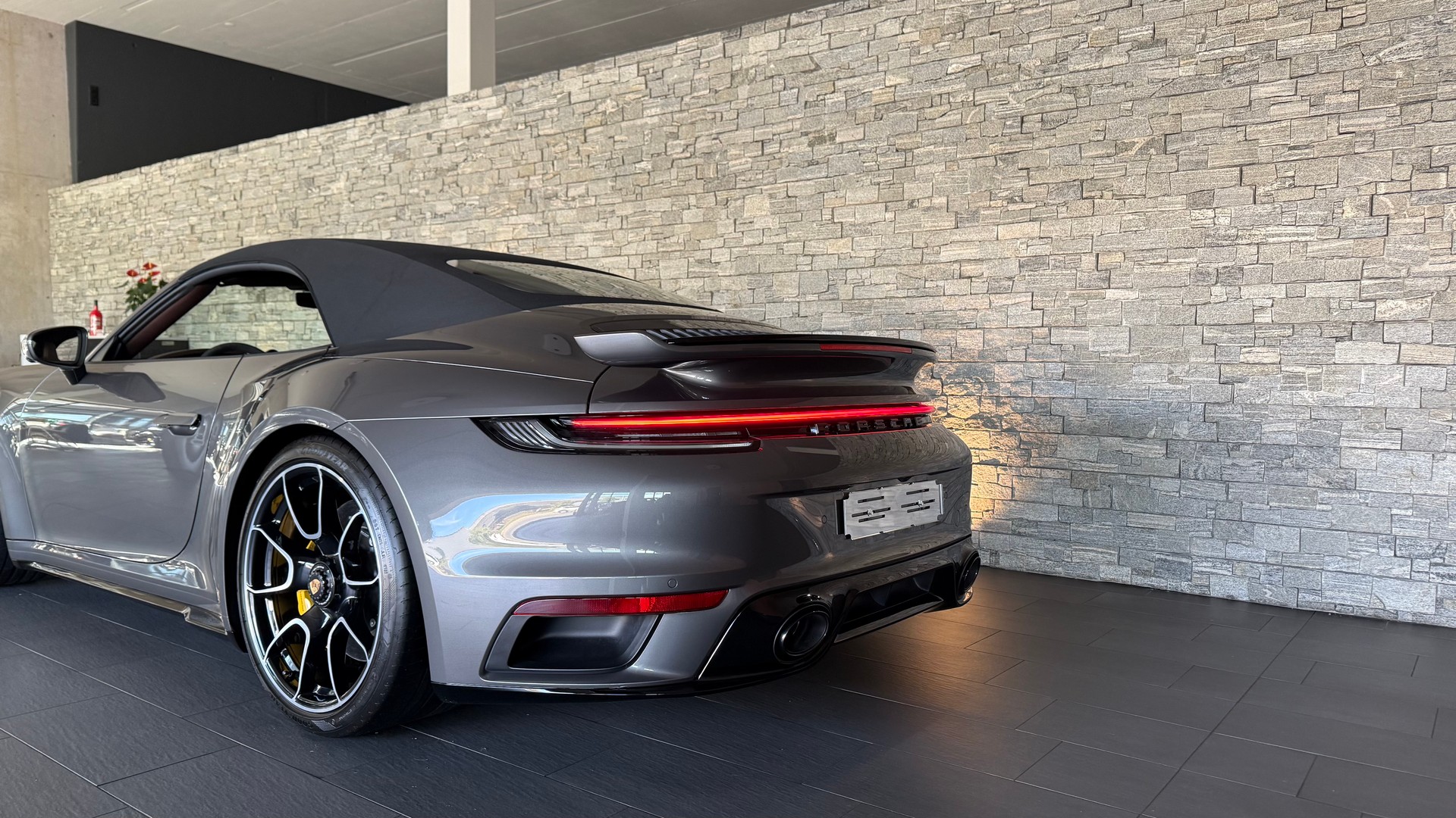 PORSCHE 911 Turbo S Cabriolet Sport Design Paket PDK-image-16
