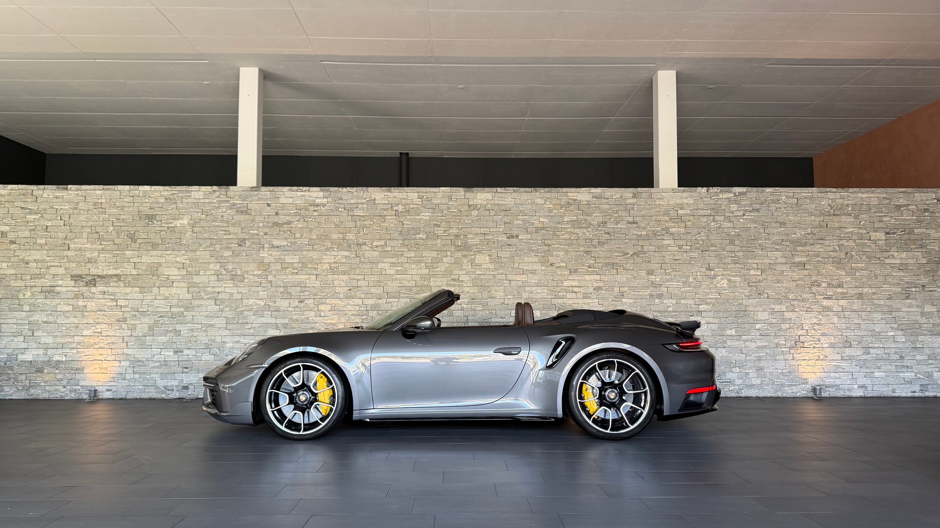 PORSCHE 911 Turbo S Cabriolet Sport Design Paket PDK-image-11