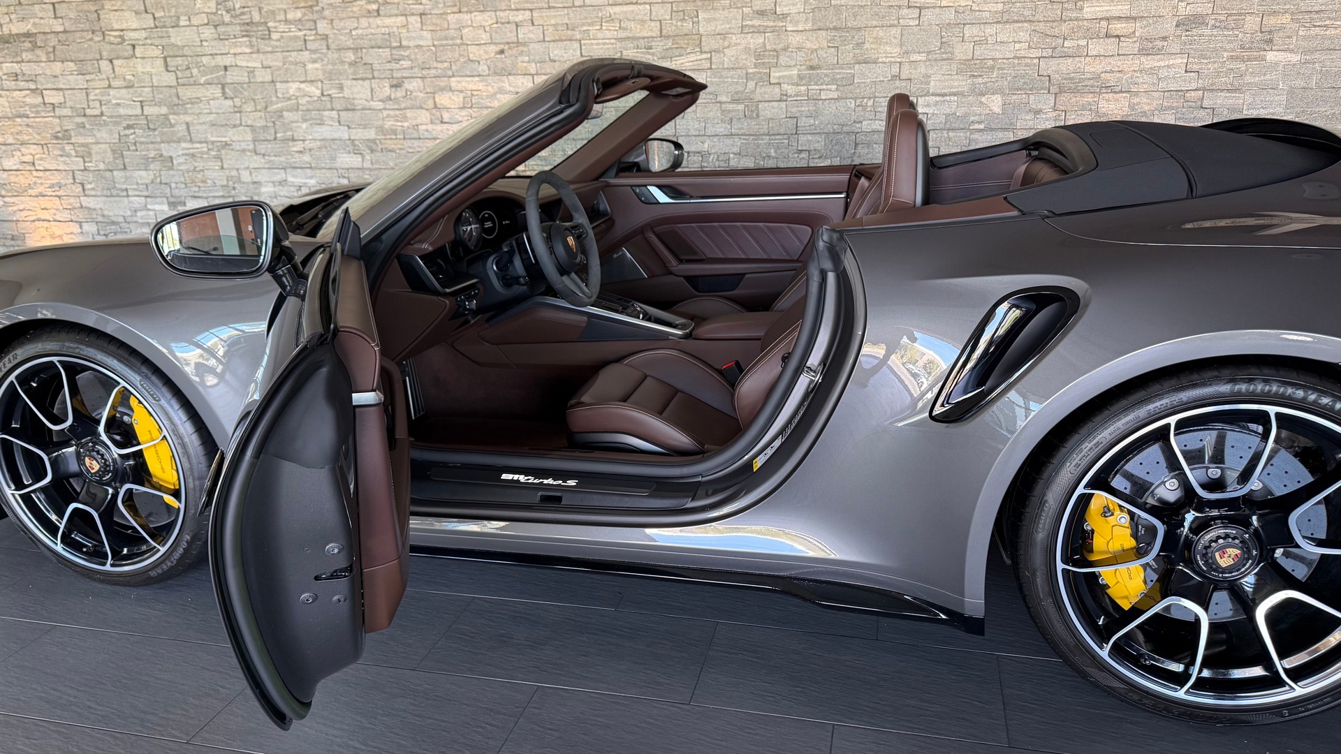PORSCHE 911 Turbo S Cabriolet Sport Design Paket PDK-image-21