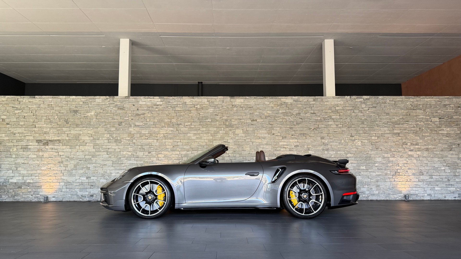 PORSCHE 911 Turbo S Cabriolet Sport Design Paket PDK-image-6