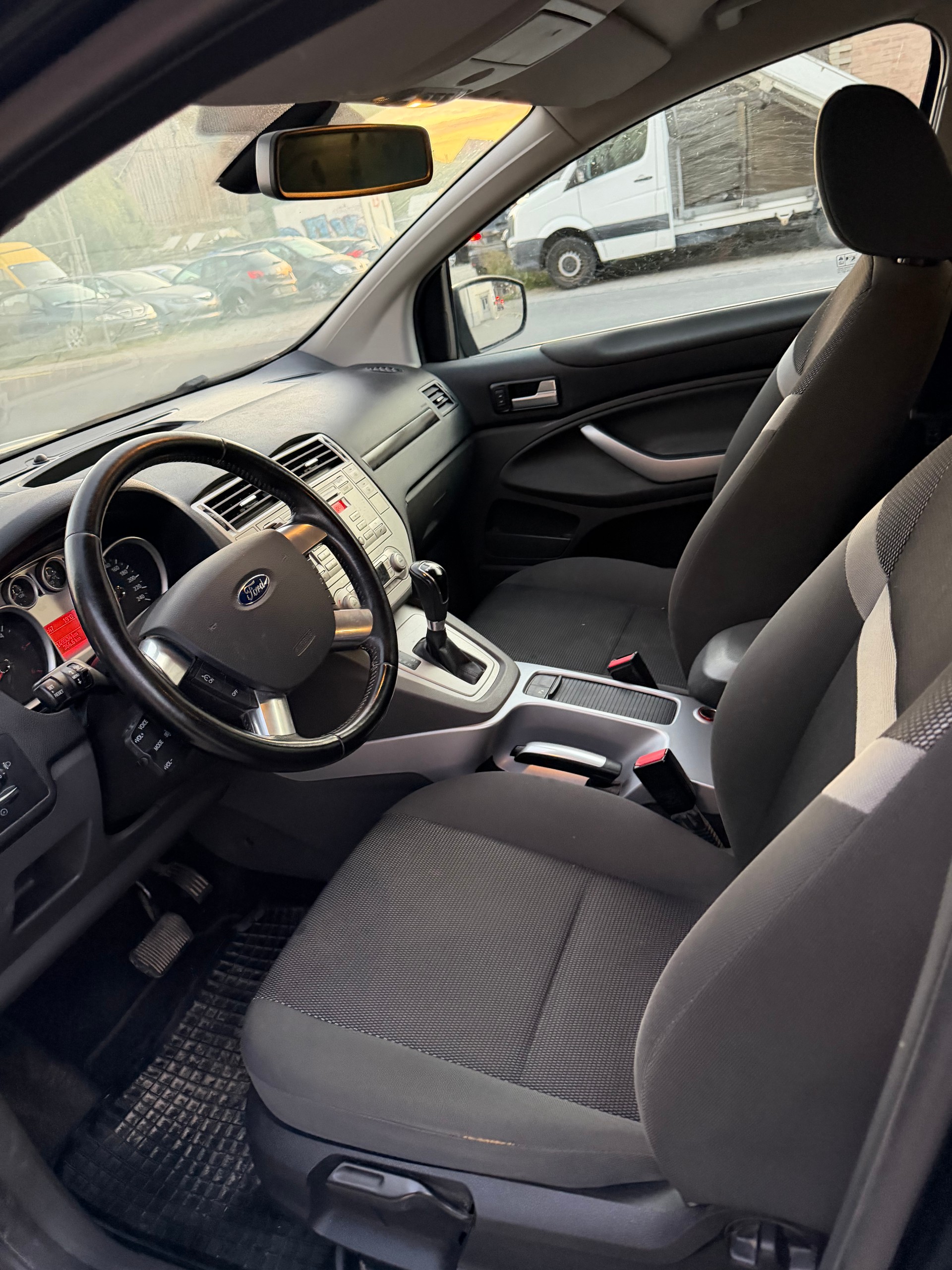 FORD Kuga 2.0 TDCi Individual 4WD PowerShift-image-7