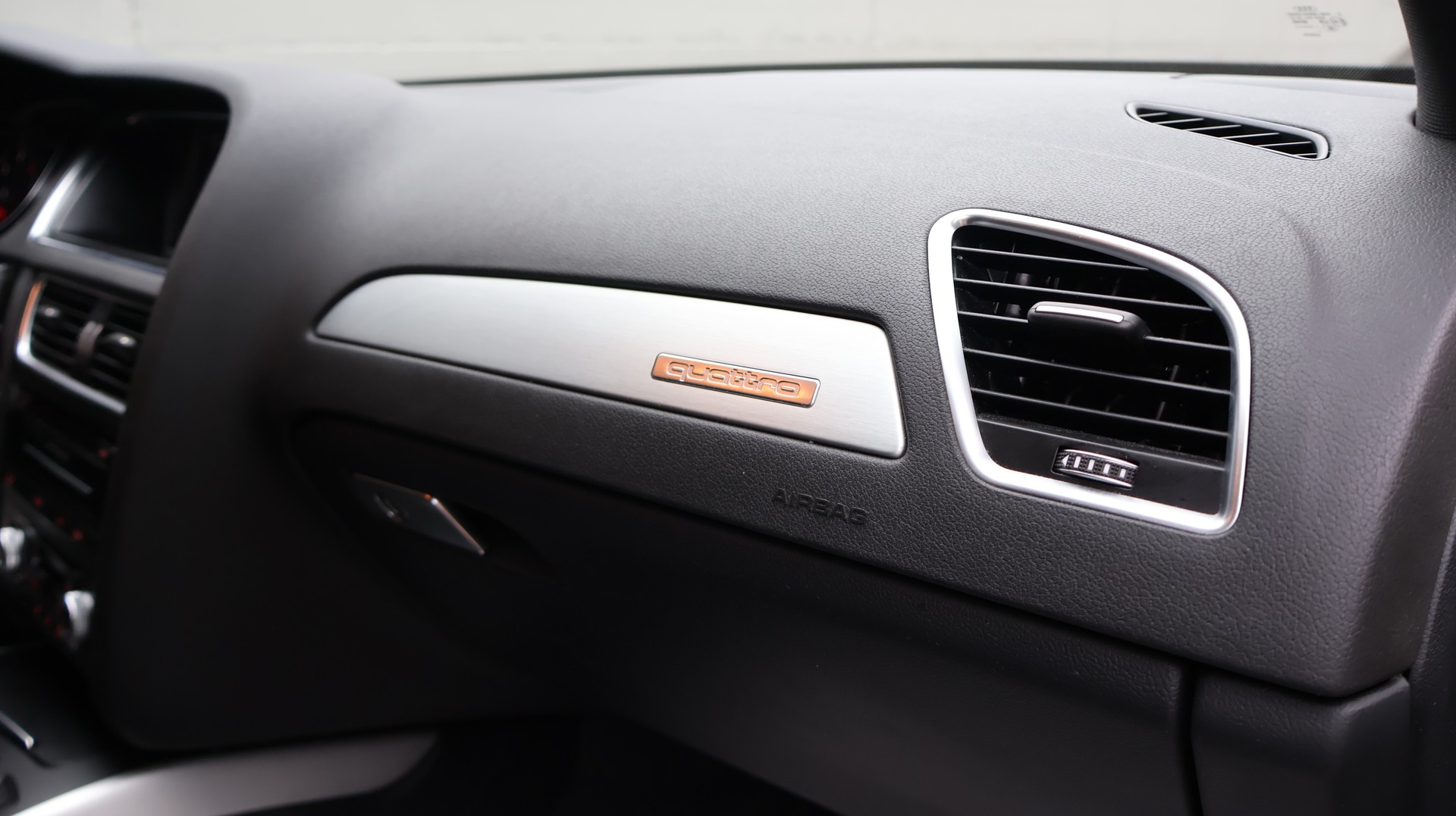 AUDI A4 Avant 2.0 TDI quattro S-tronic-image-19