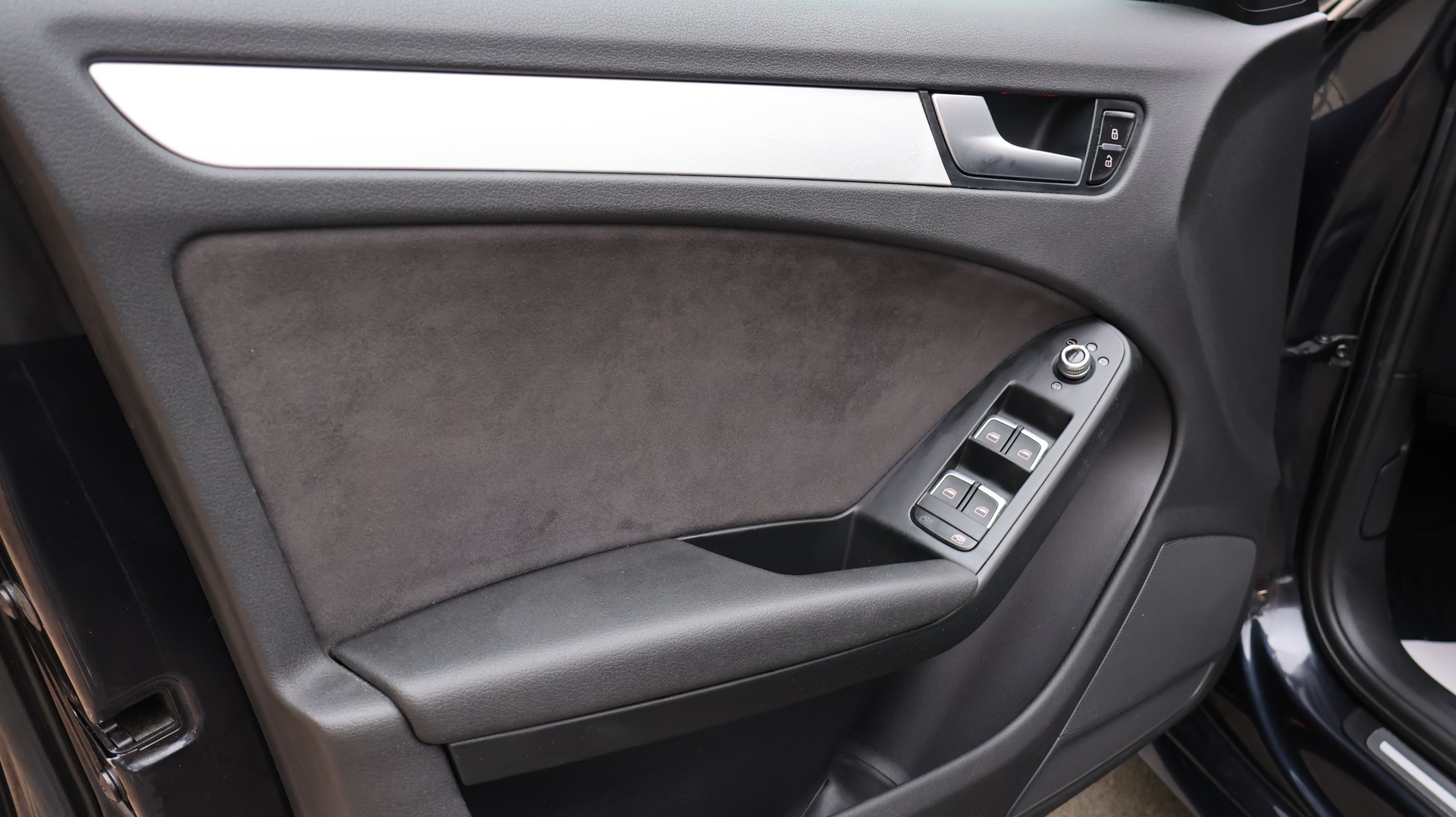 AUDI A4 Avant 2.0 TDI quattro S-tronic-image-21