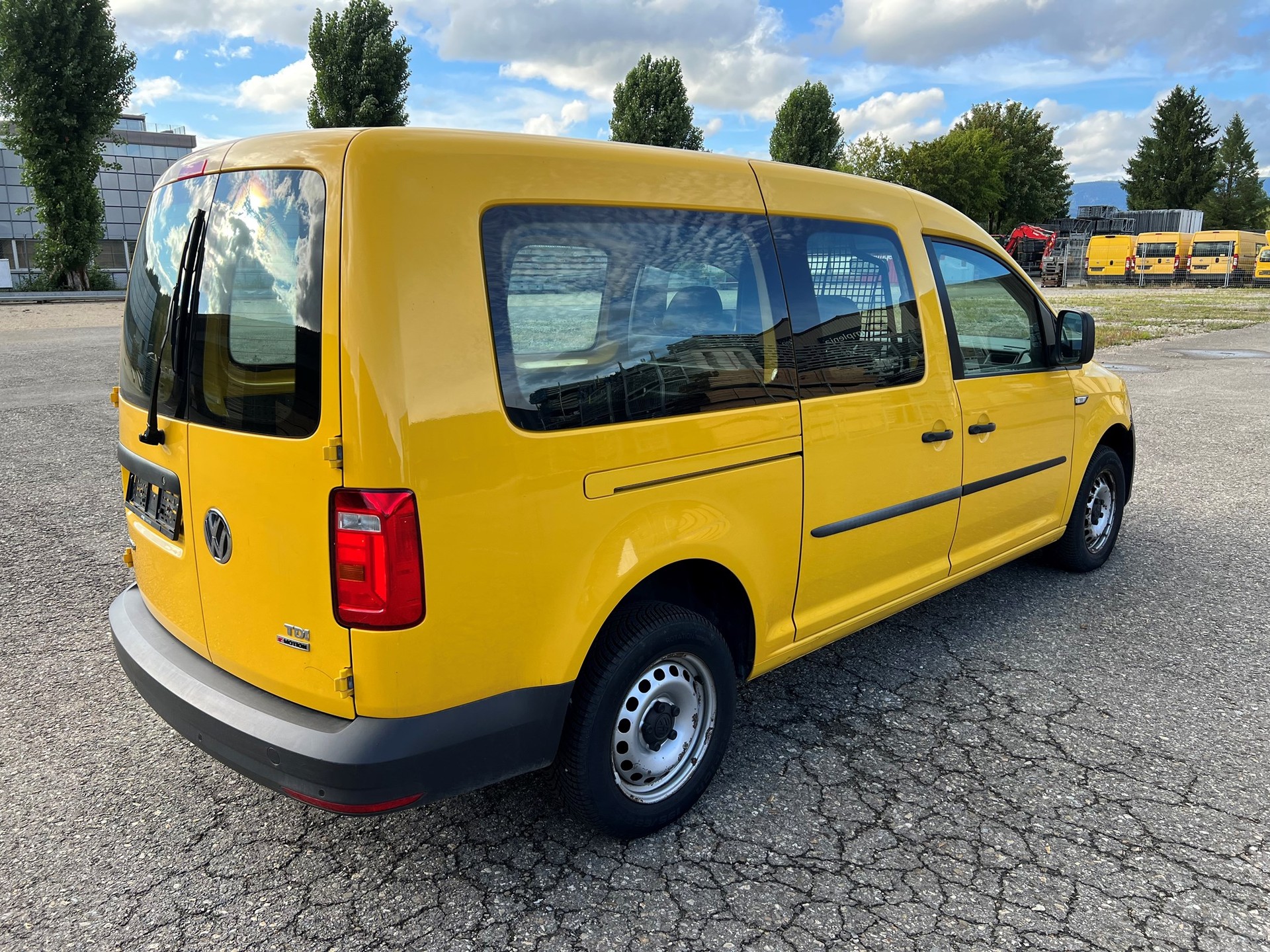 VW CADDY MAXI 2.0 TDI 4 MOTION-image-2