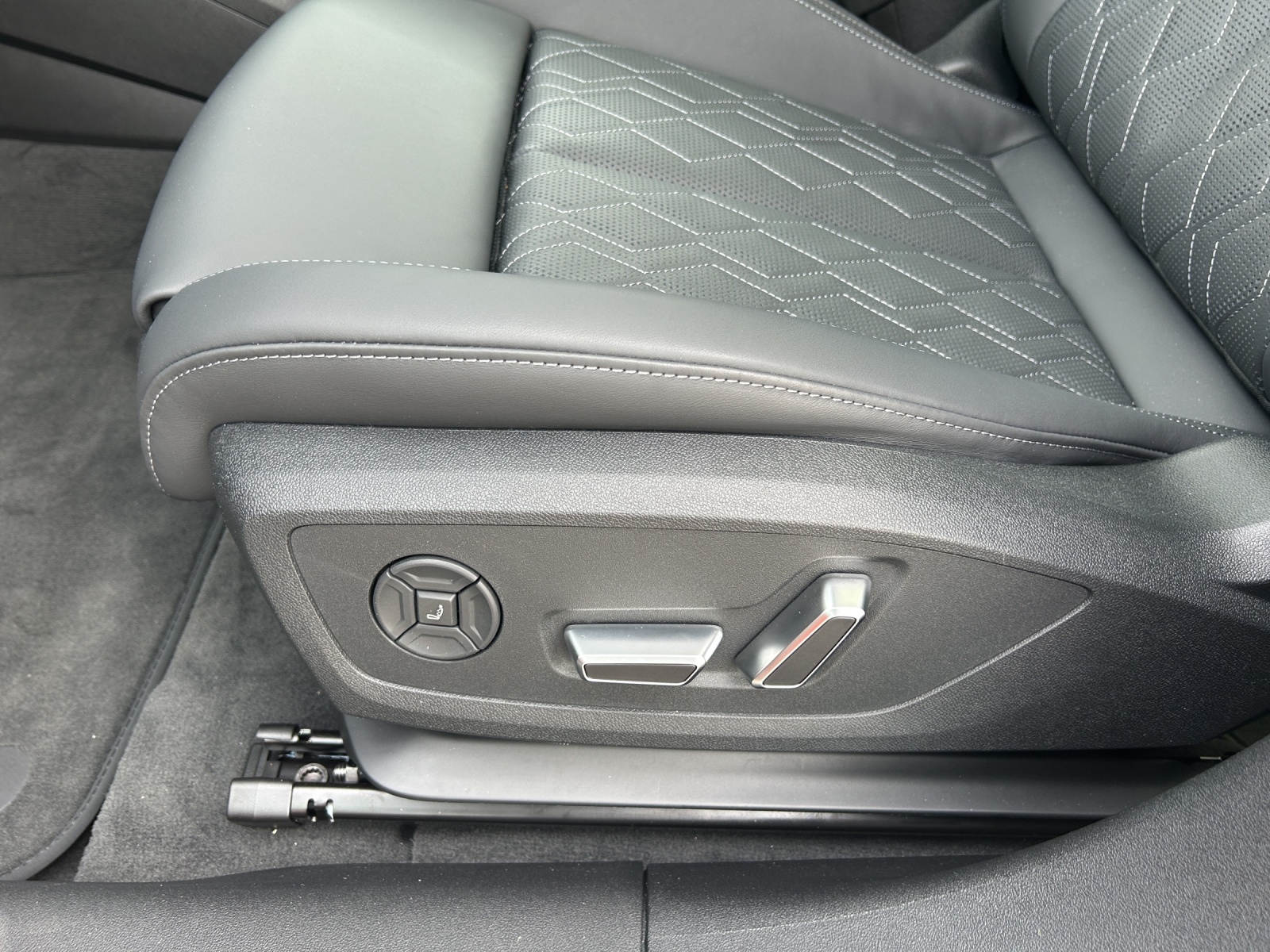 AUDI A6 Avant e-tron quattro-image-11