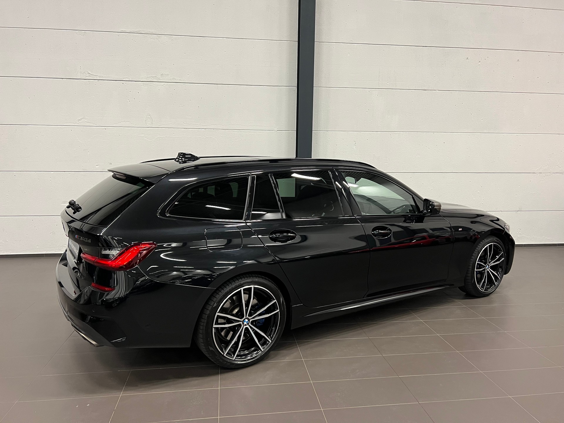BMW M340d xDrive 48V Touring Steptronic Sport-image-12