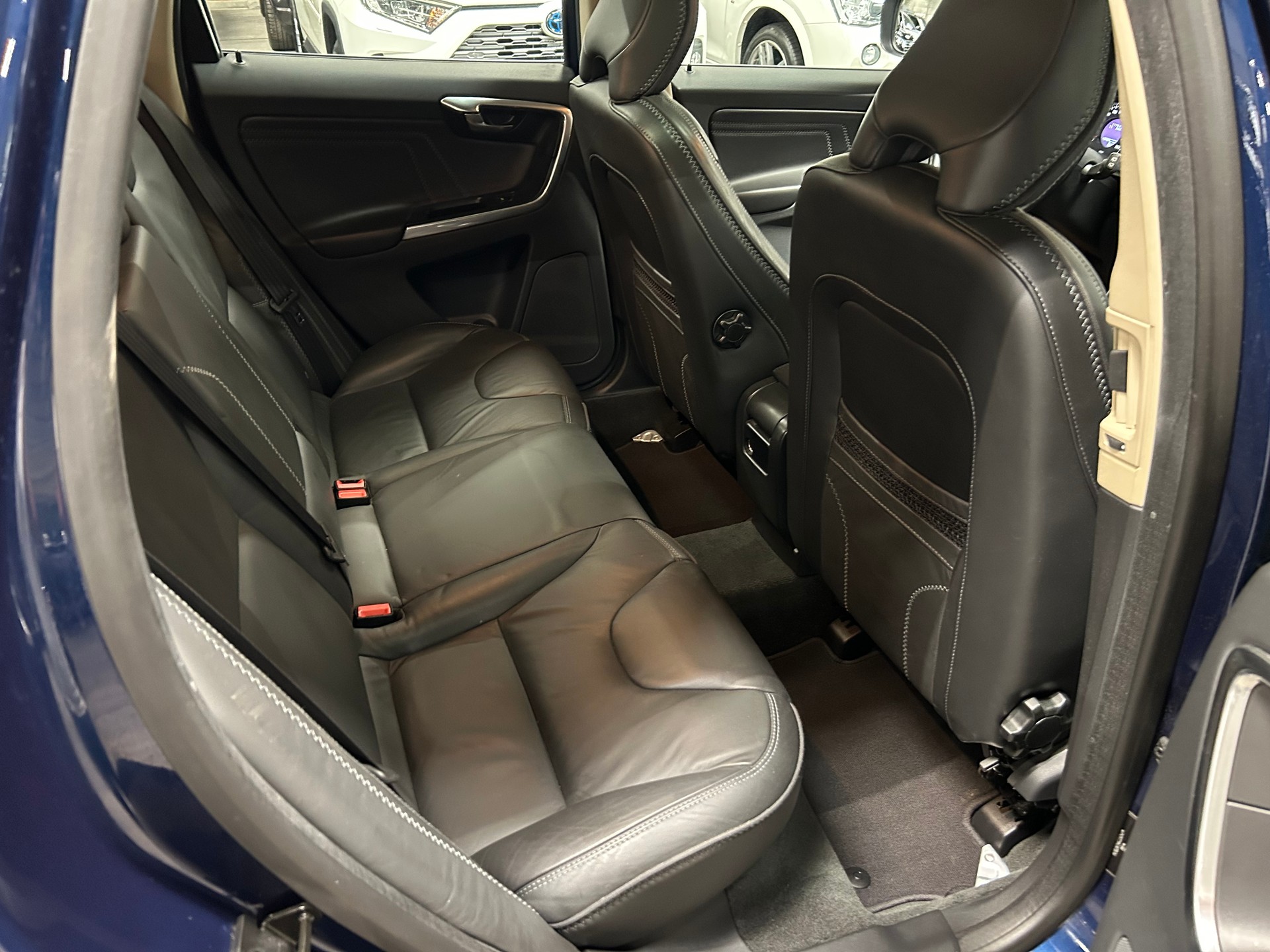 VOLVO XC60 D3 AWD OceanRace Geartronic-image-13