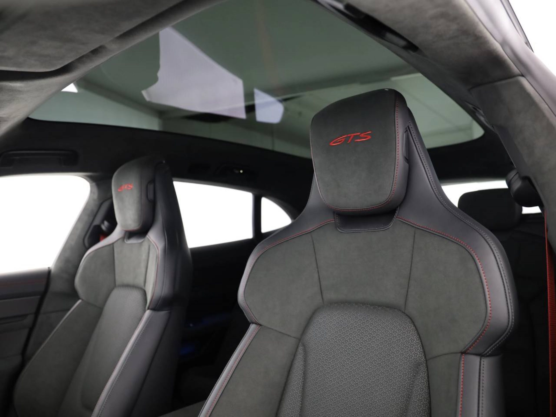 PORSCHE Taycan GTS Sport Turismo-image-16