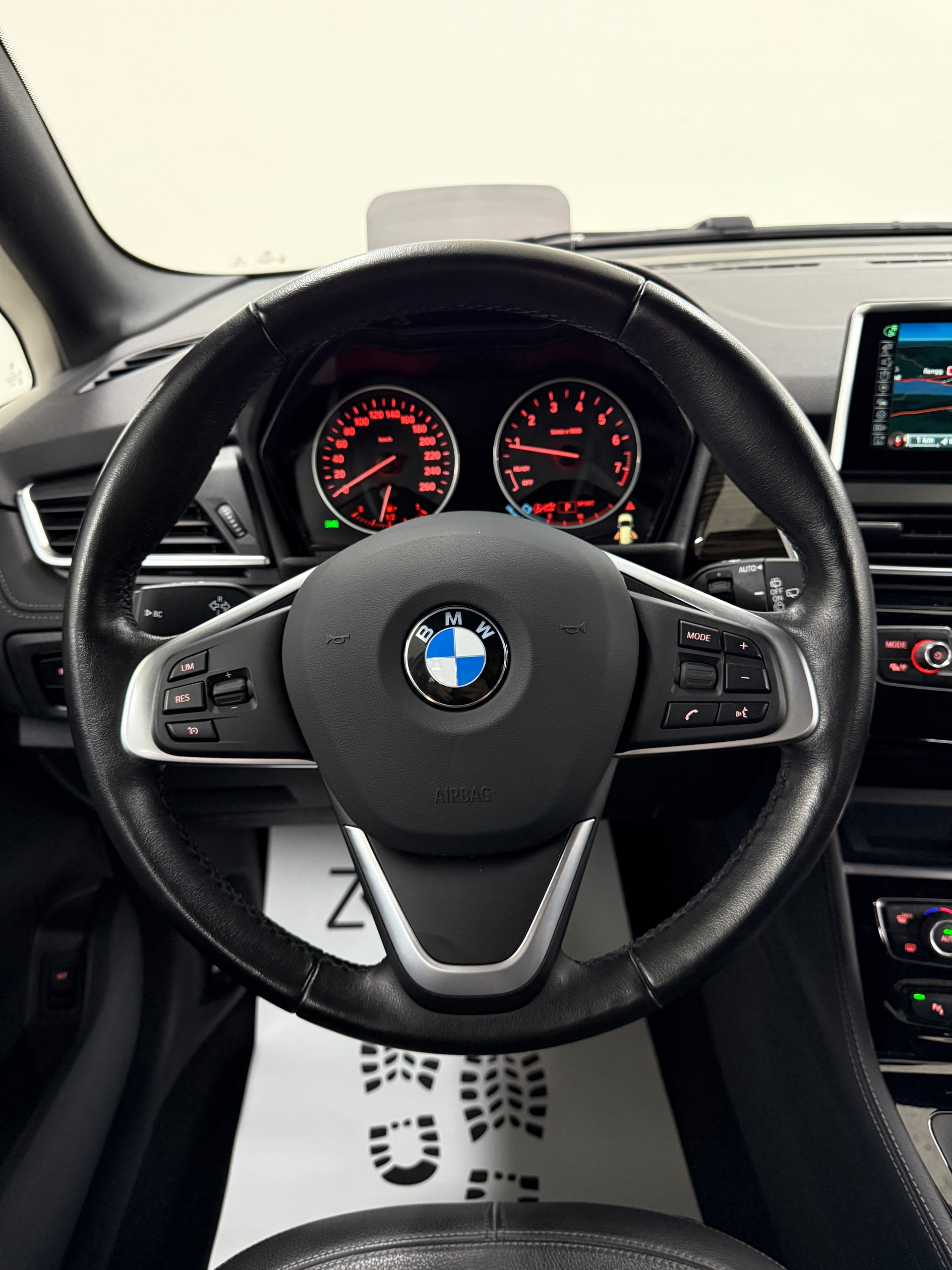 BMW 225i Active Tourer Luxury Line 231PS Steptronic ★ RF-Kamera ★ Head-Up-Display ★ Leder ★ Komfortzugang ★-image-11