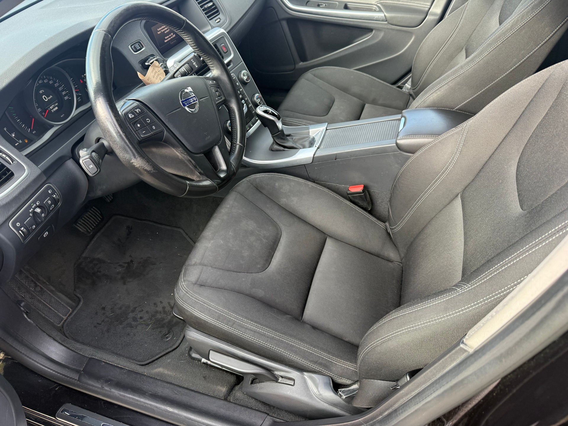 VOLVO V60 D4 Momentum Geartronic-image-7