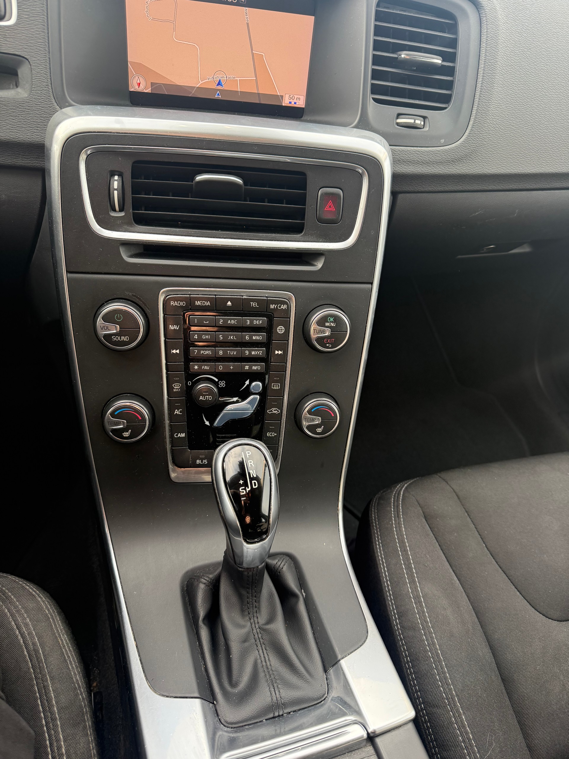 VOLVO V60 D4 Momentum Geartronic-image-5