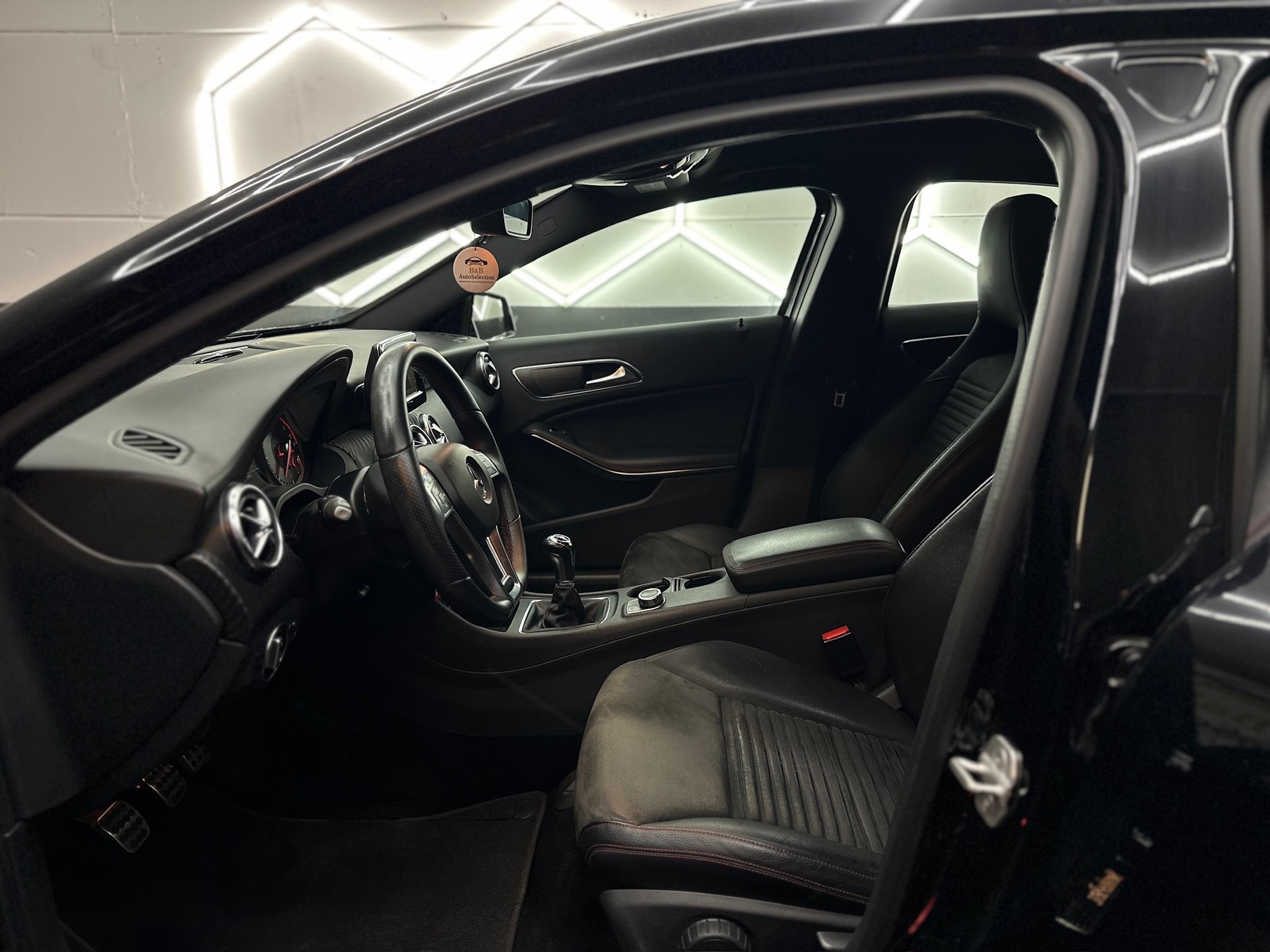 MERCEDES-BENZ A 200 CDI AMG Line-image-13